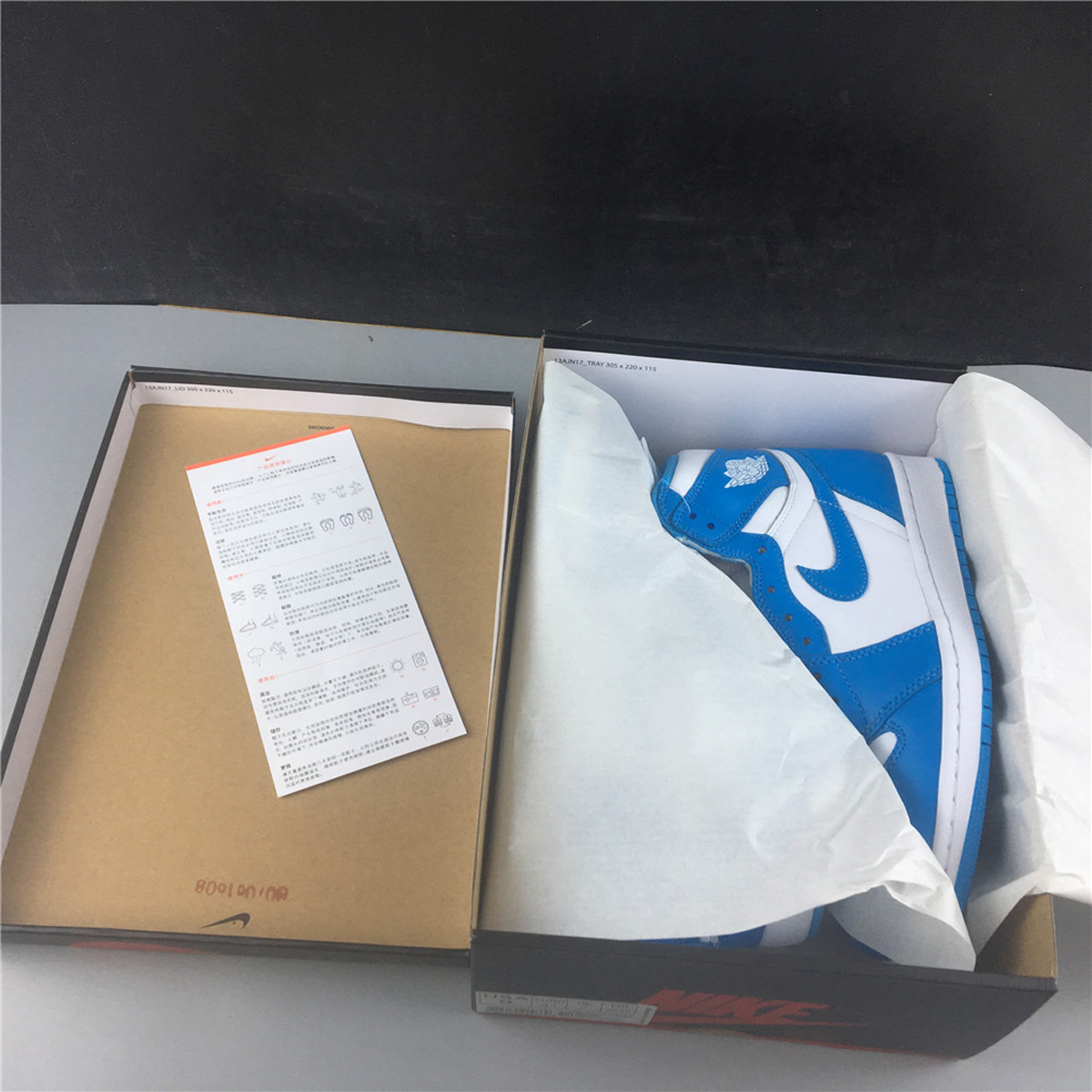 Air Jordan 1 Retro High OG UNC