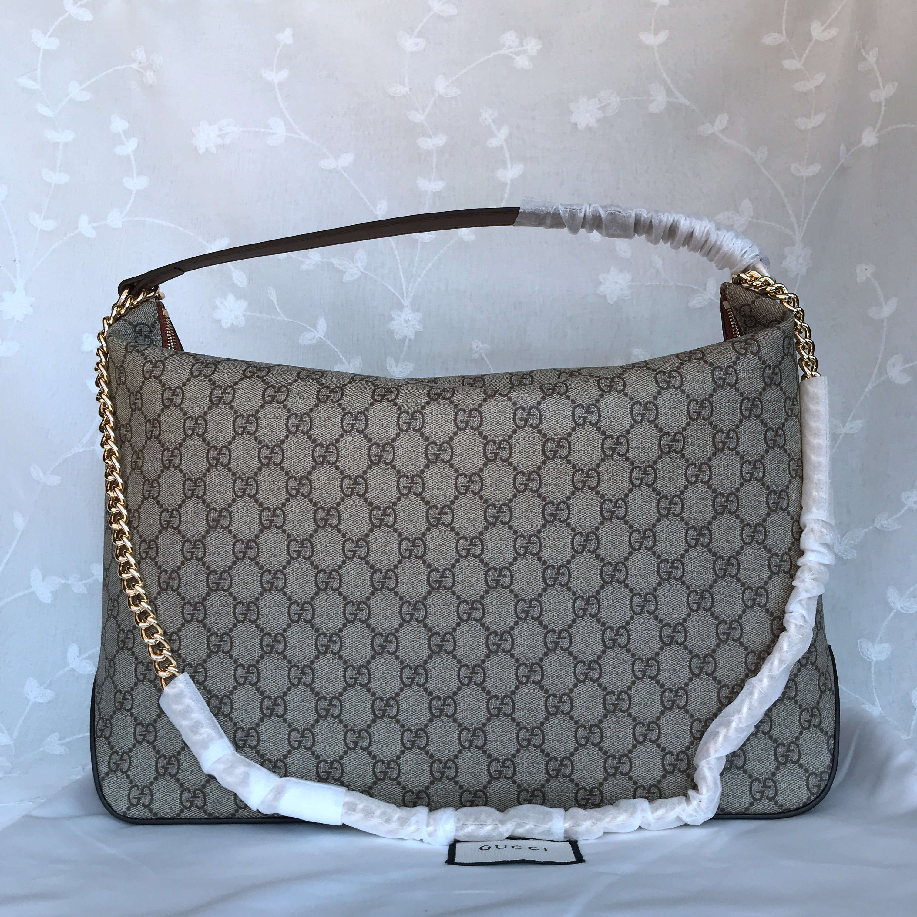 Gucci Supreme Handbag 477324