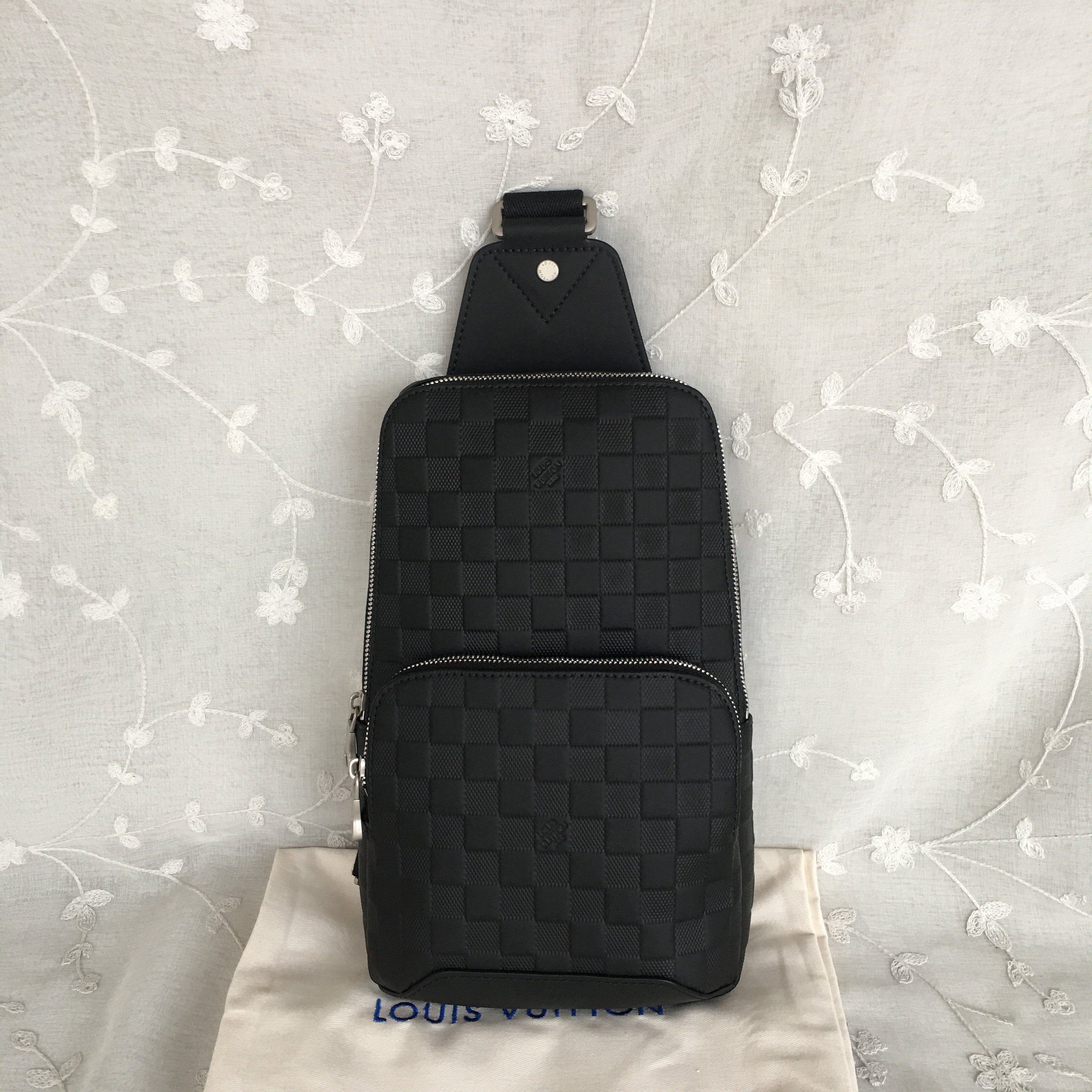 LV AVENUE SLING BAG N41720