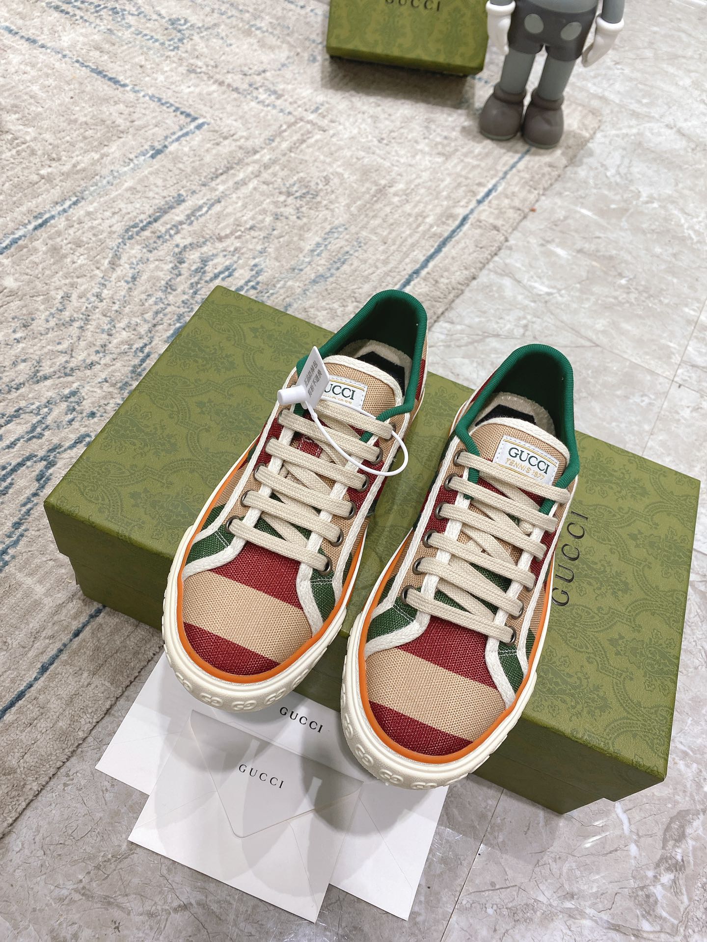 Gucci shoe140