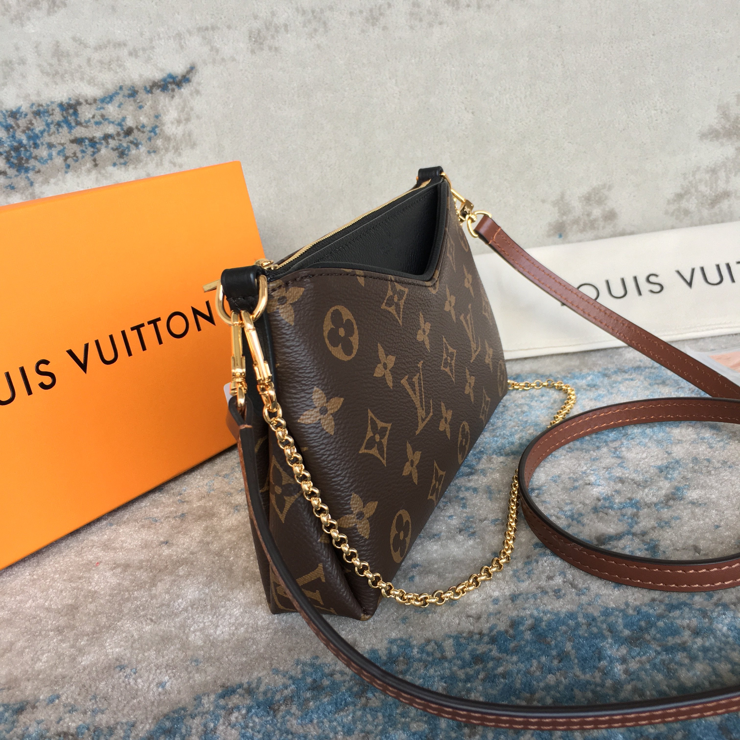 LV PALLAS CLUTCH M41639