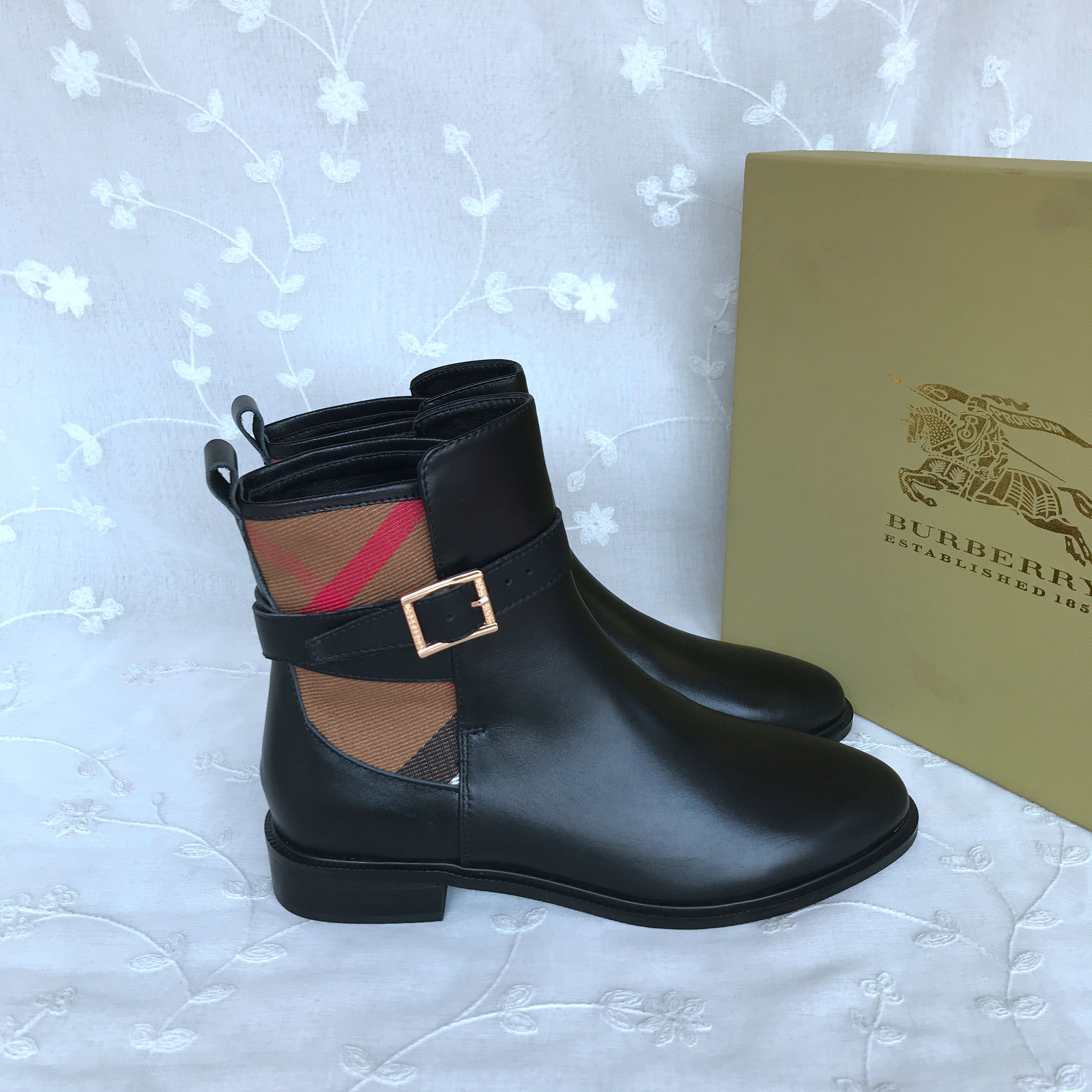 BURBERRY Boots 842601