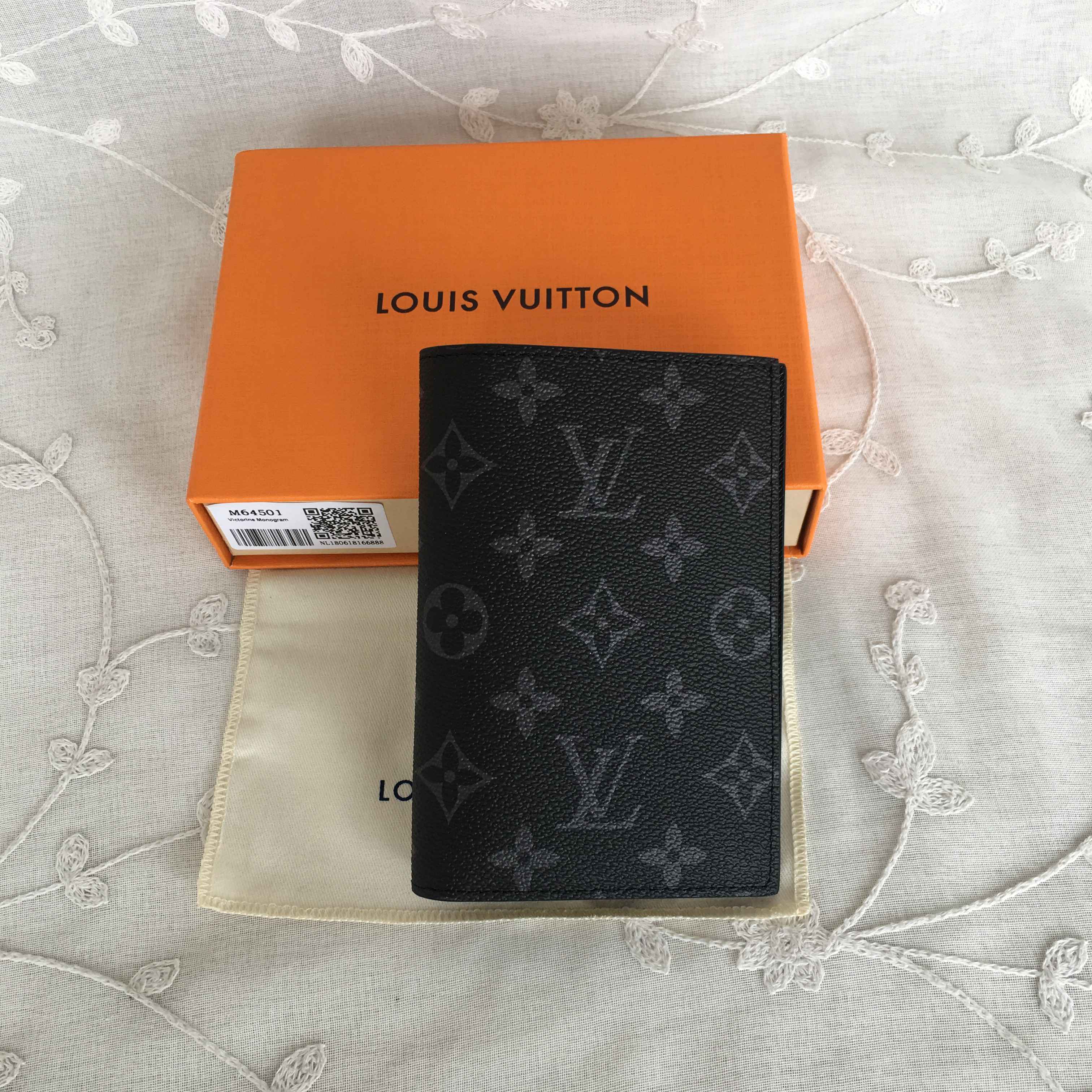 LV Passport Cover M64501