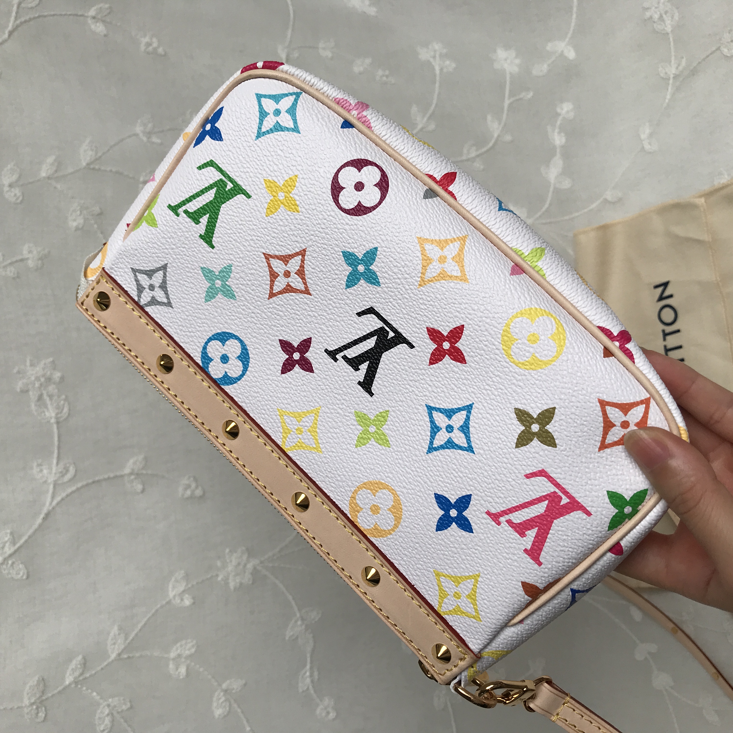 LV POCHETTE ACCESSOIRES M92649