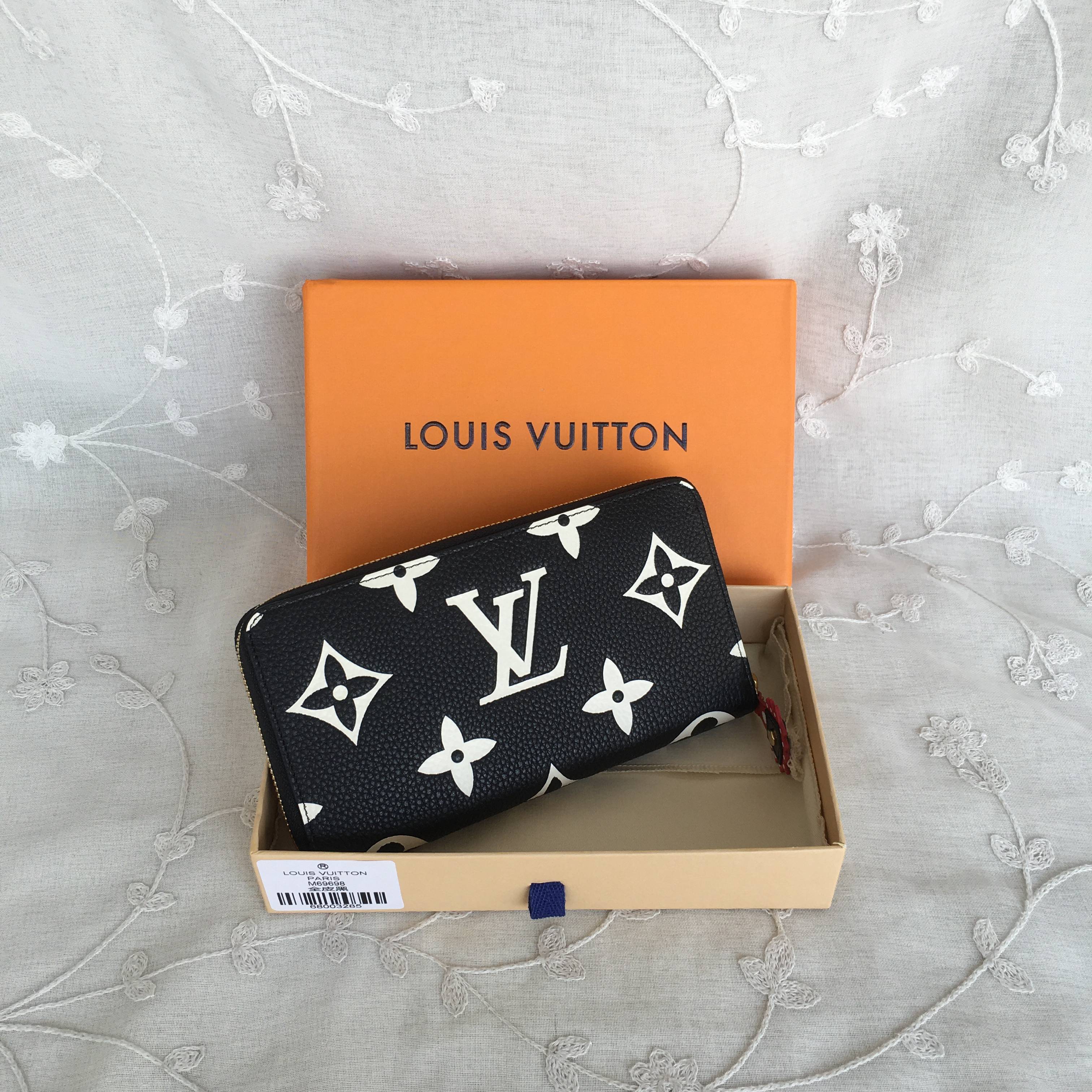 LV Wallet M69698
