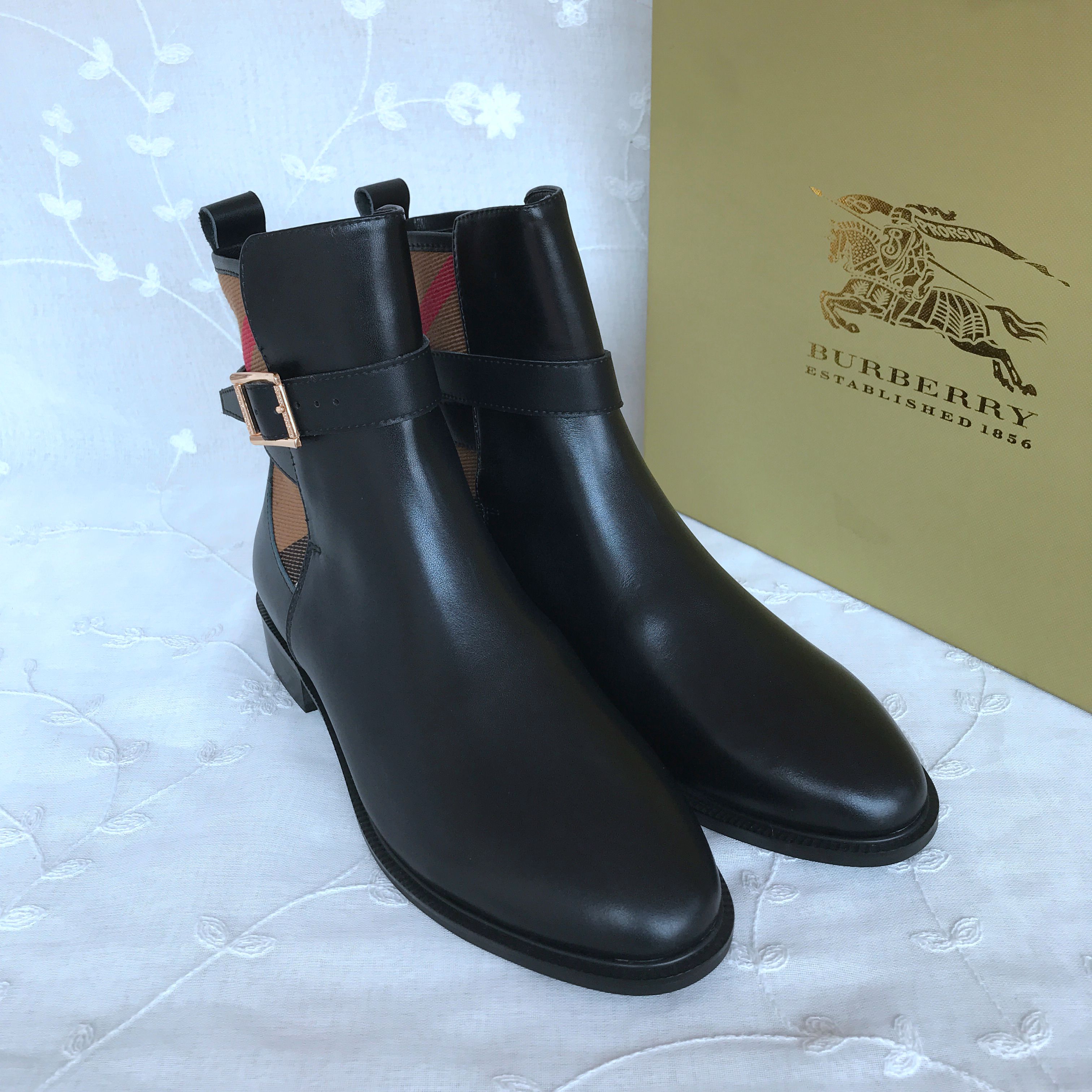BURBERRY Boots 842601