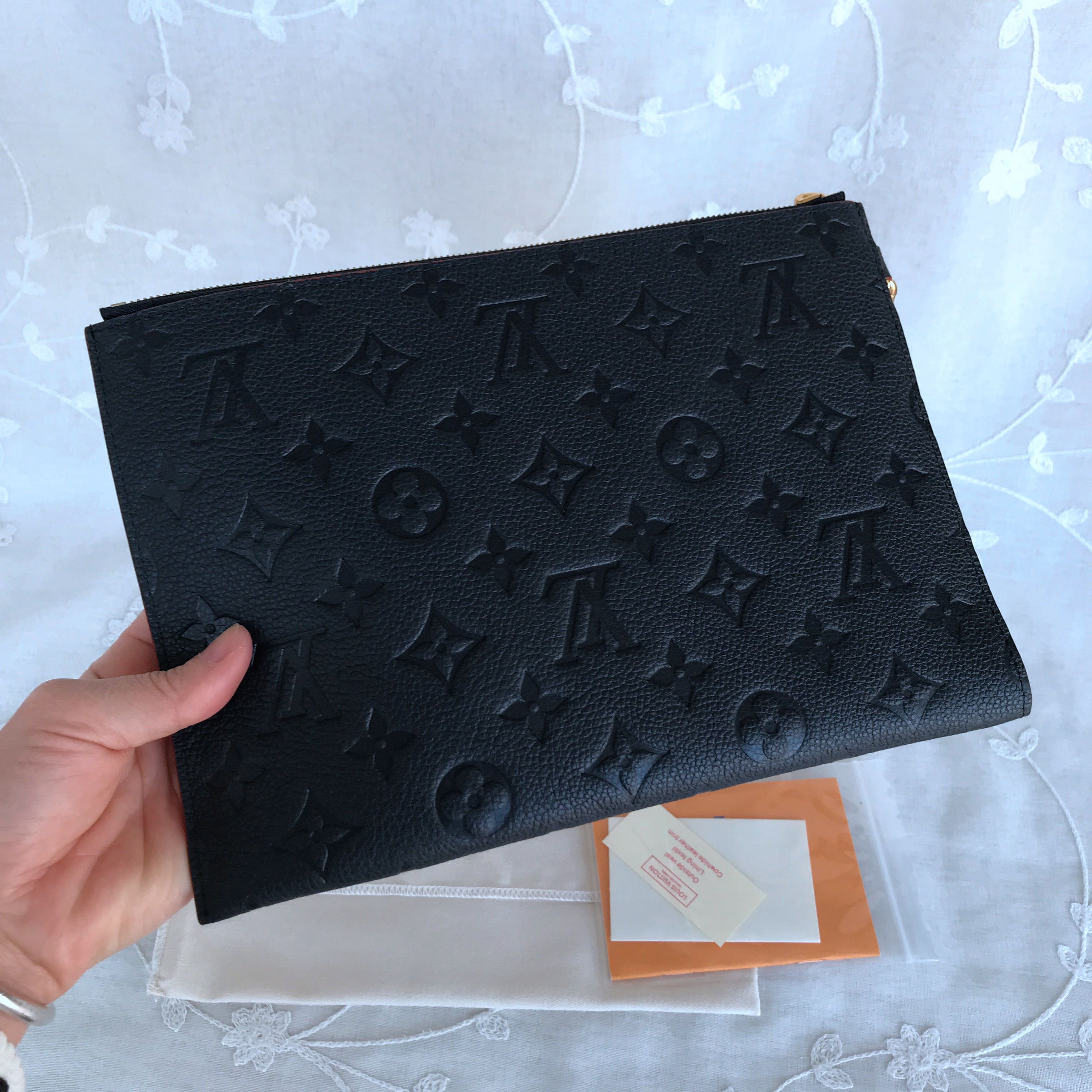 LV MÉLANIE MEDIUM CLUTCH M68705