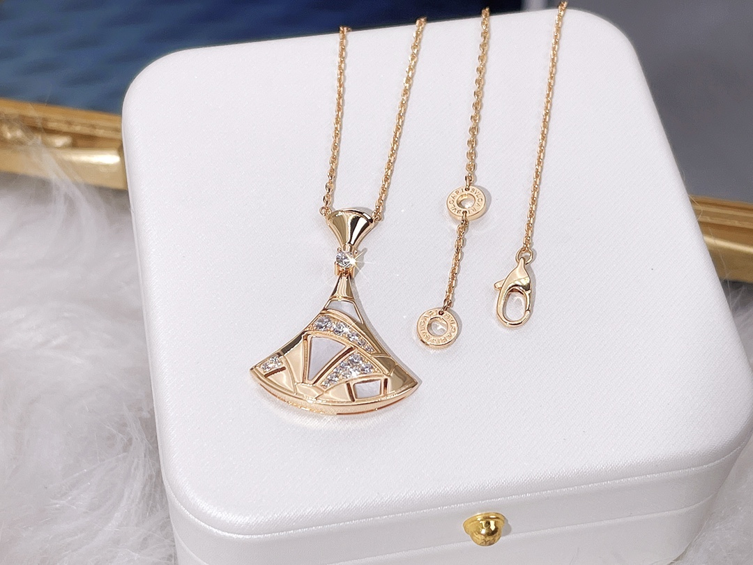 B*vlg@ri Diva‘s necklace Divas