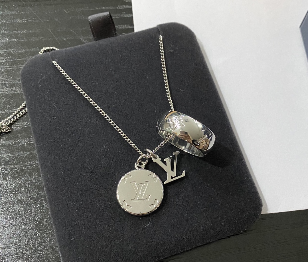 LV new Monogram pendant necklace