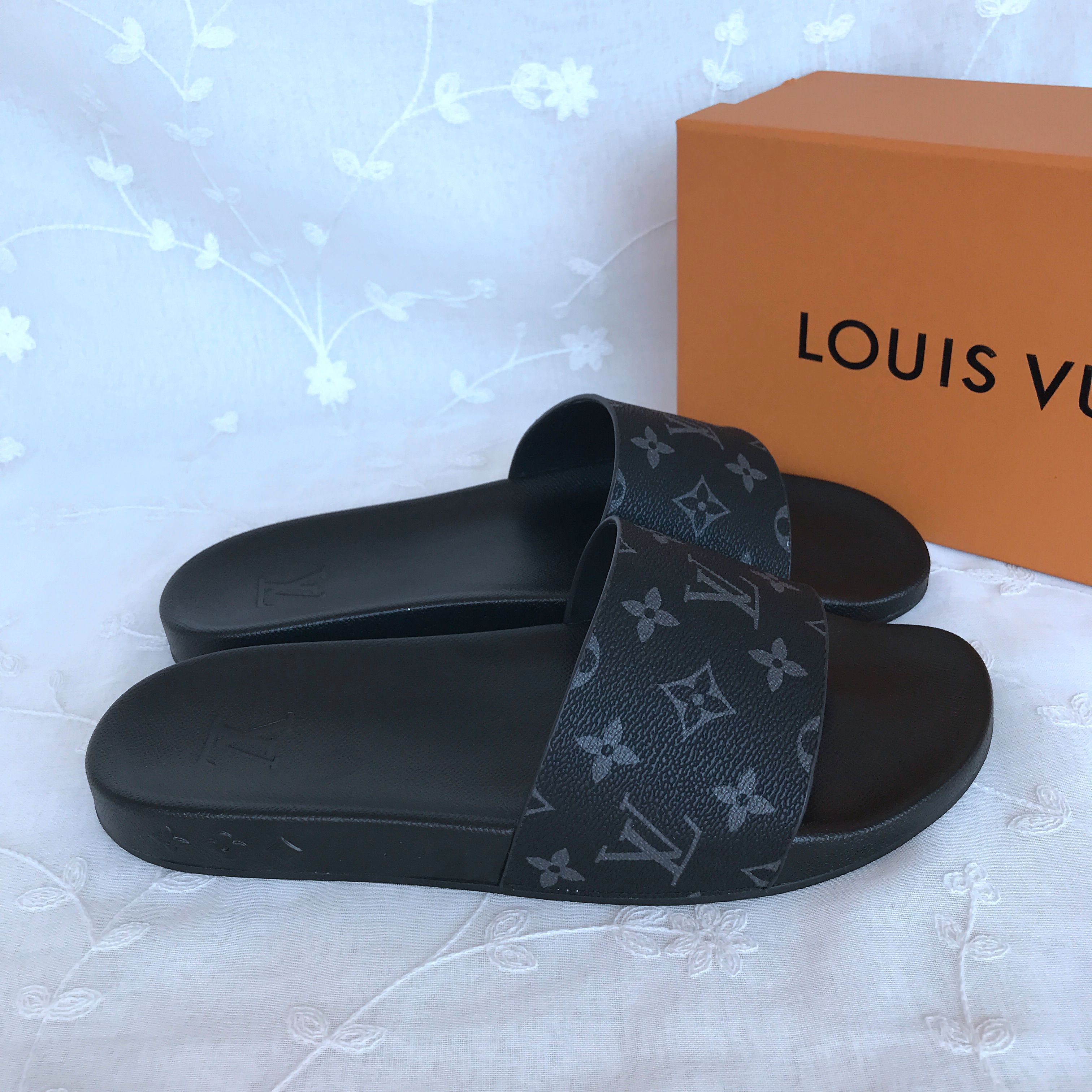 LV Slippers  832556