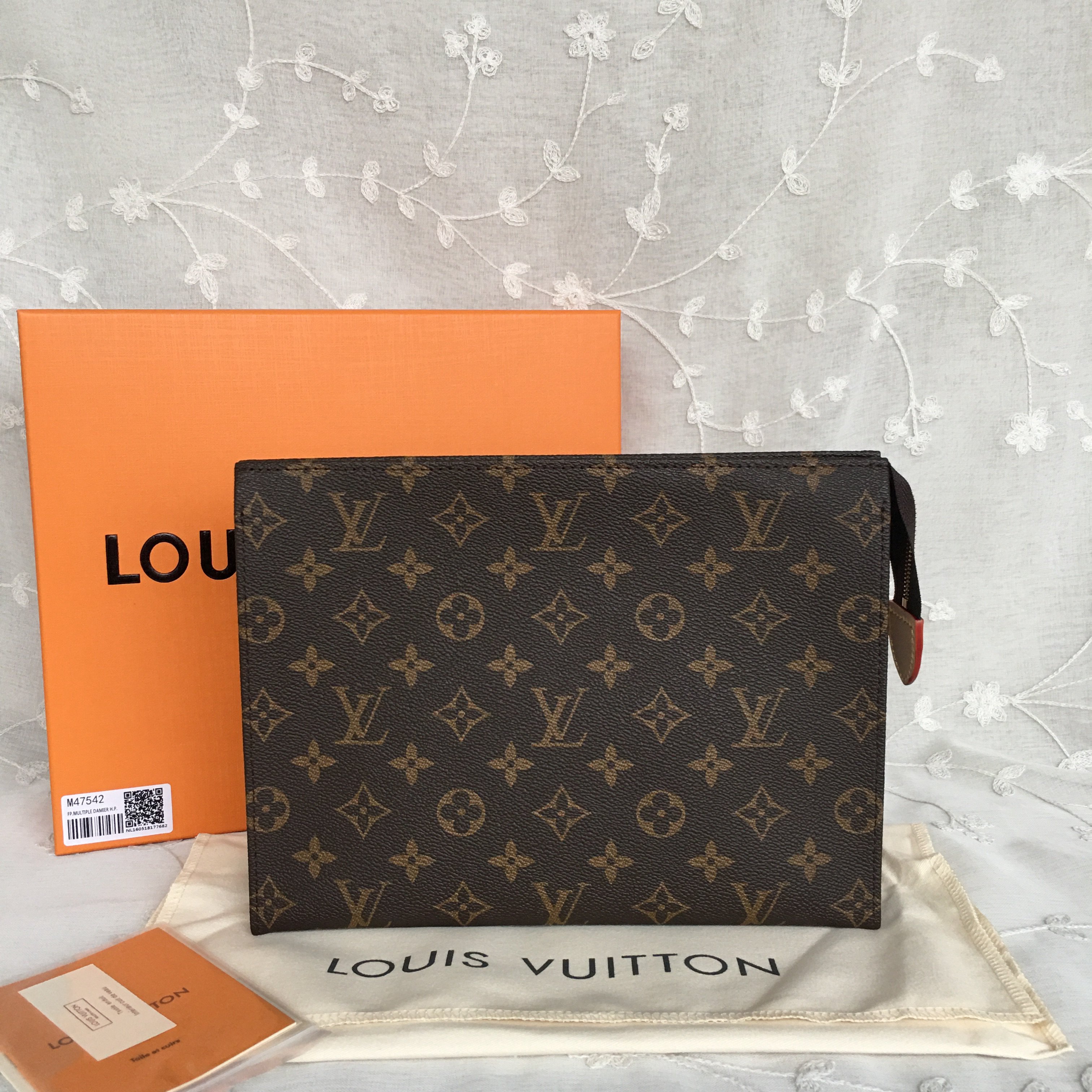 LV TOILETRY POUCH 19 M47544