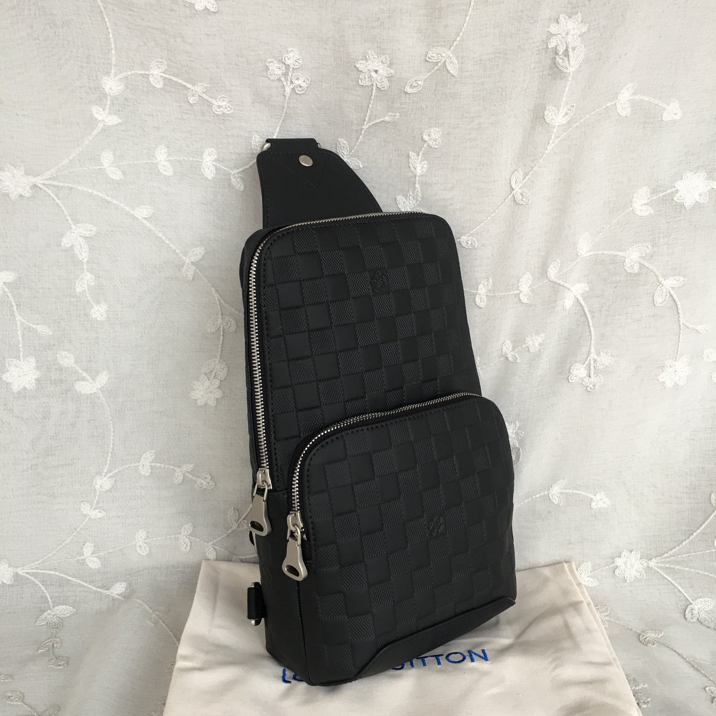 LV AVENUE SLING BAG N41720