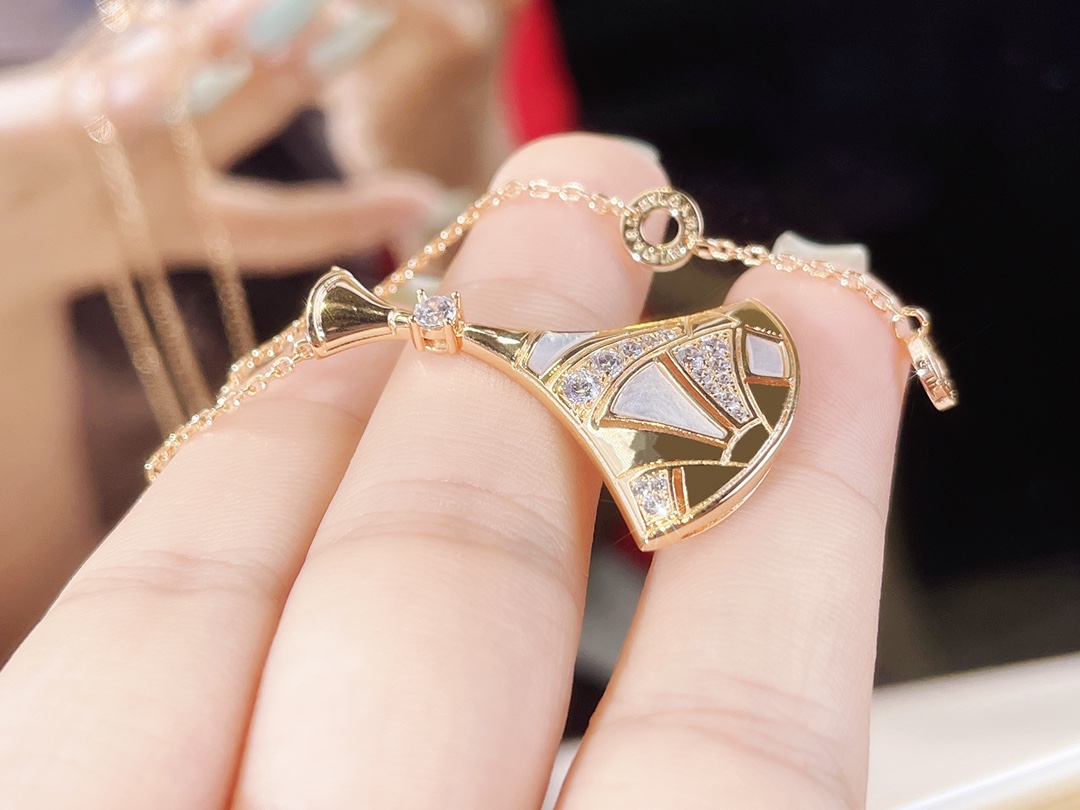 B*vlg@ri Diva‘s necklace Divas