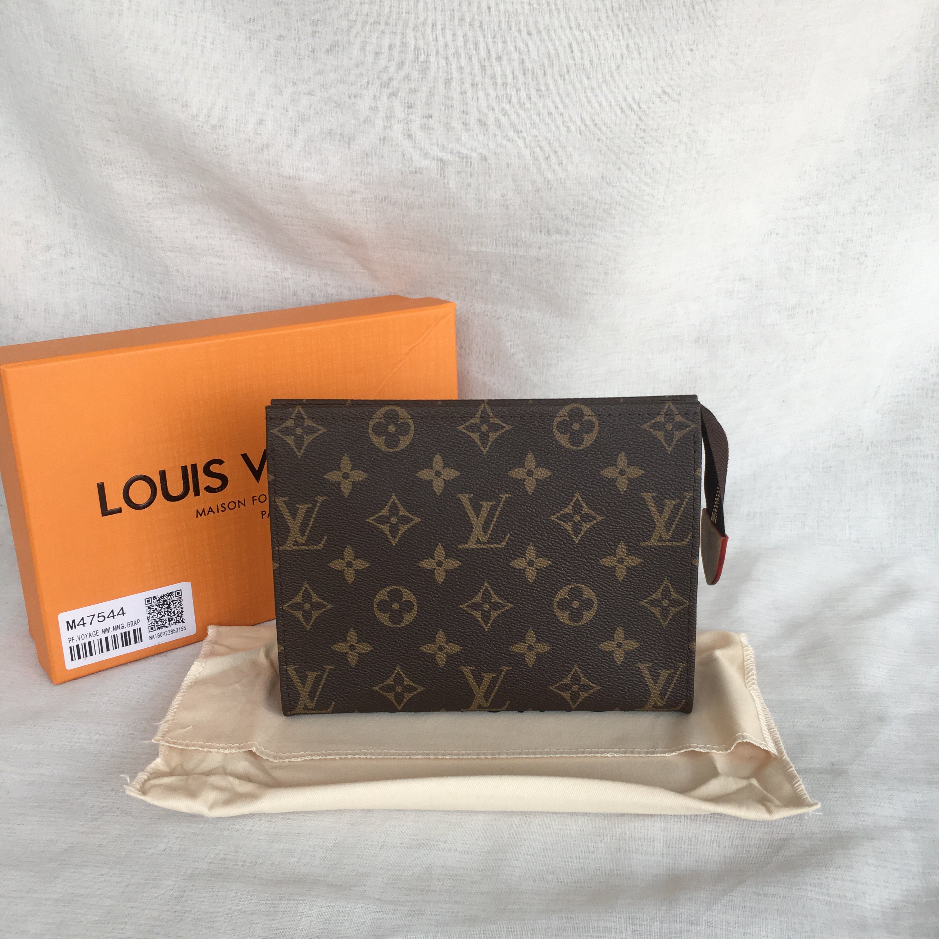 LV TOILETRY POUCH 19 M47544