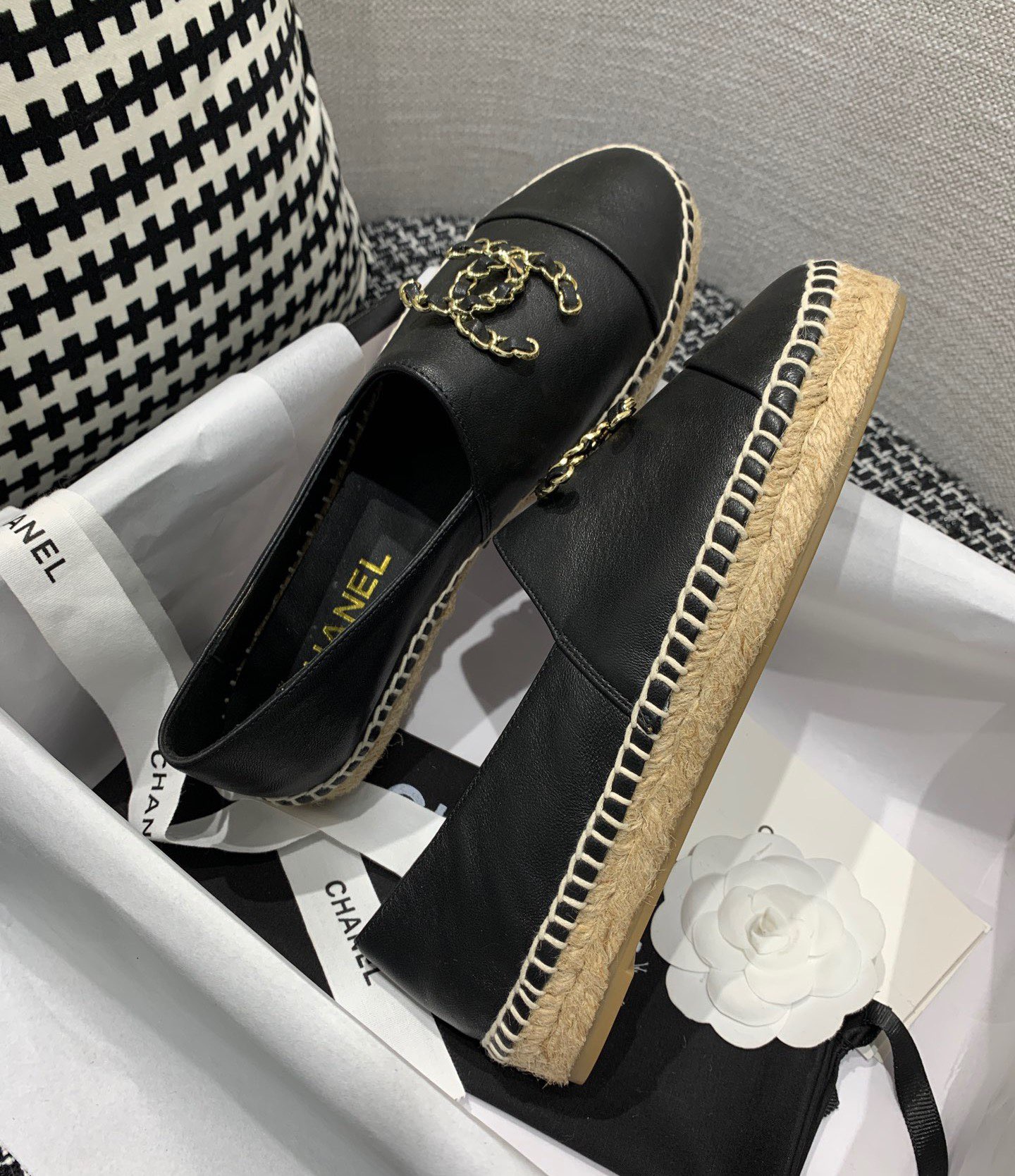 Chanel Shoes385