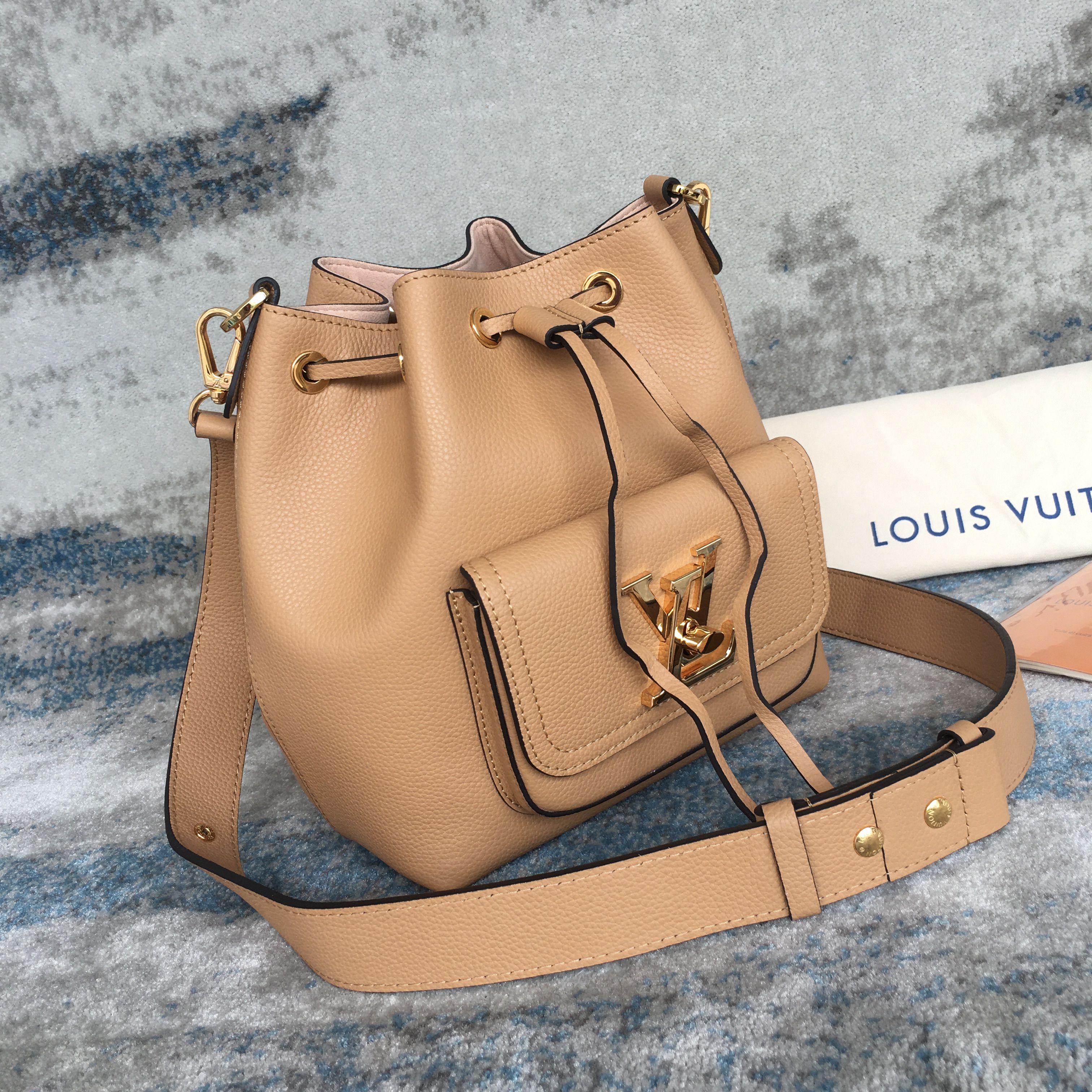 LV LOCKME BUCKET M57689