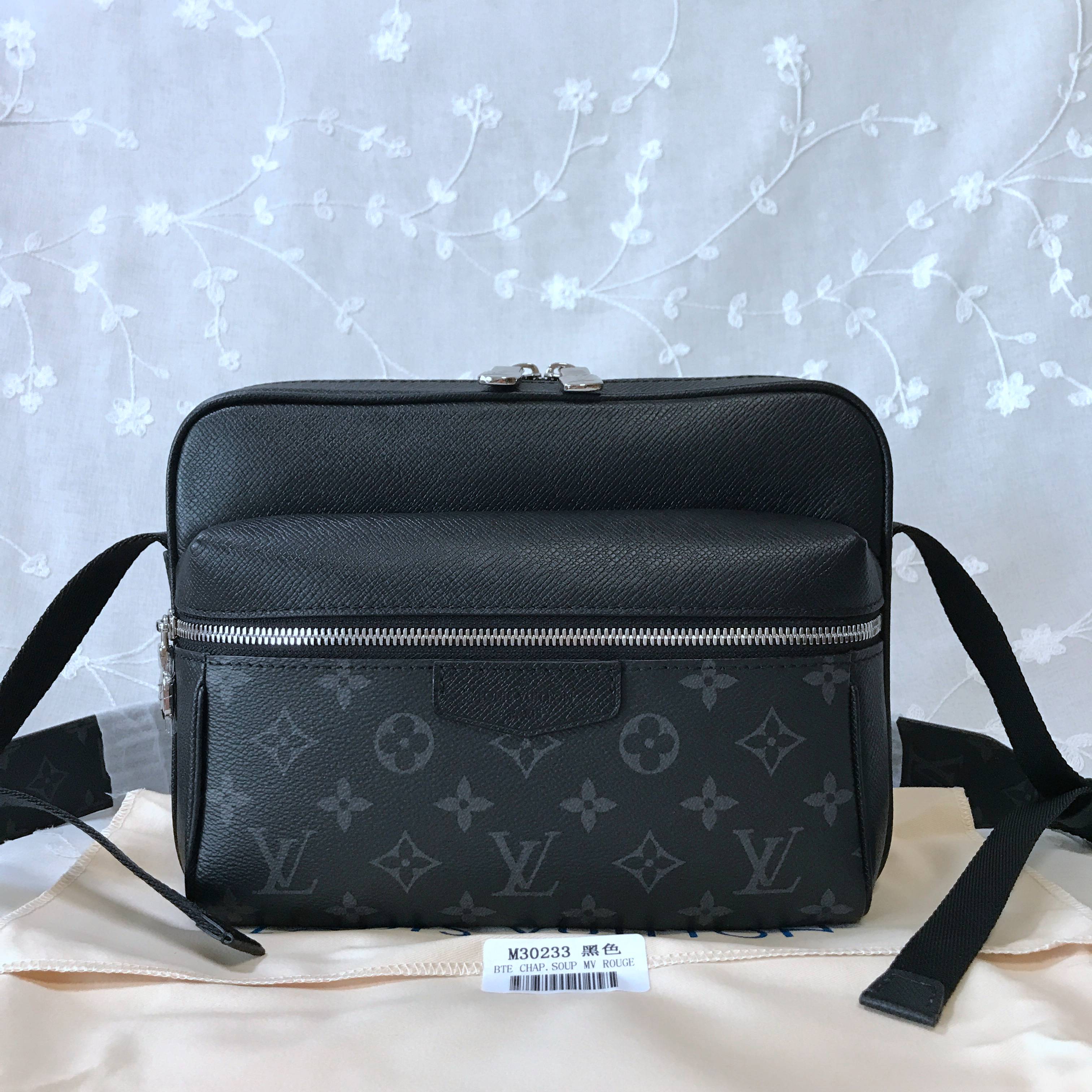 LV OUTDOOR MESSENGER M30233