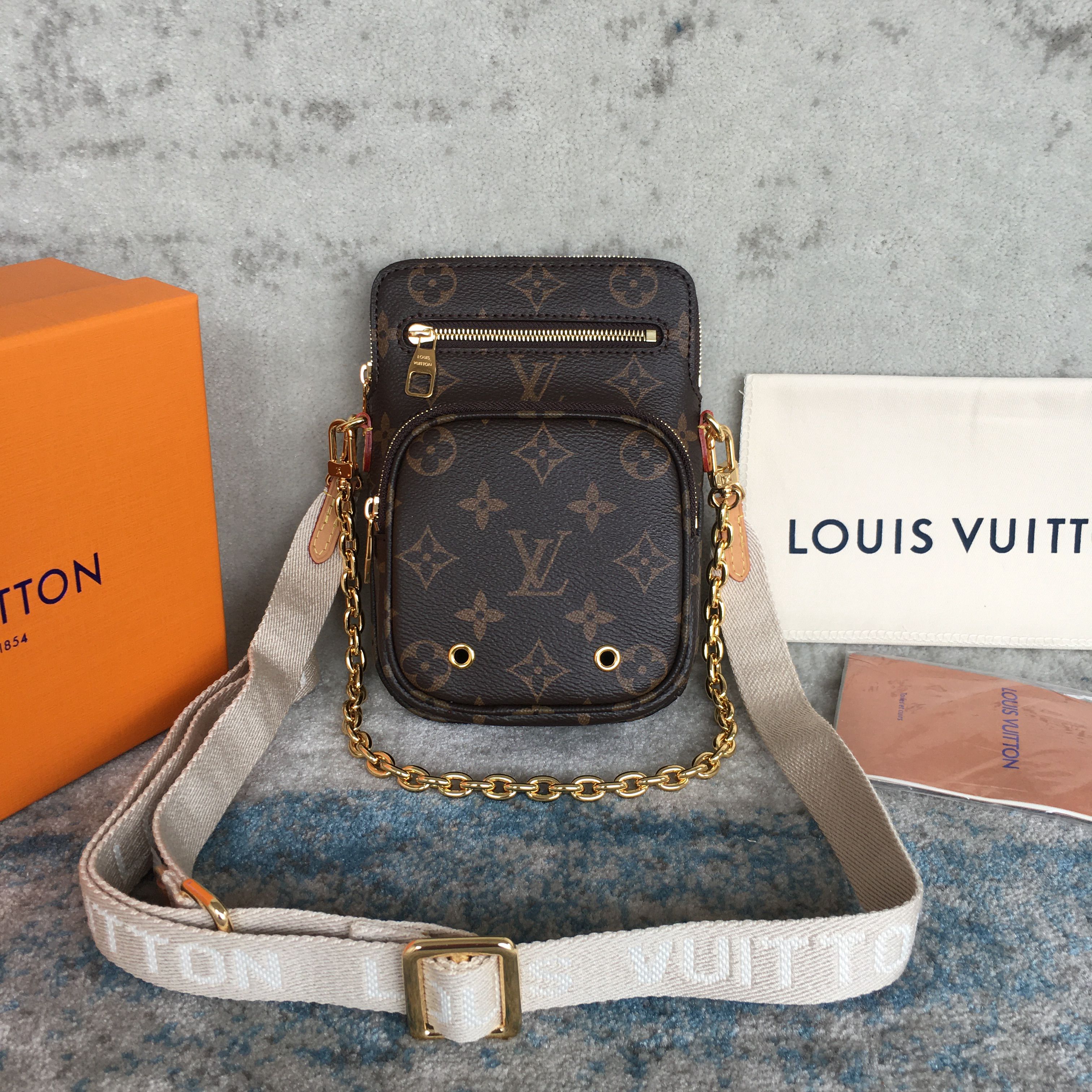 LV UTILITY PHONE SLEEVE M80746