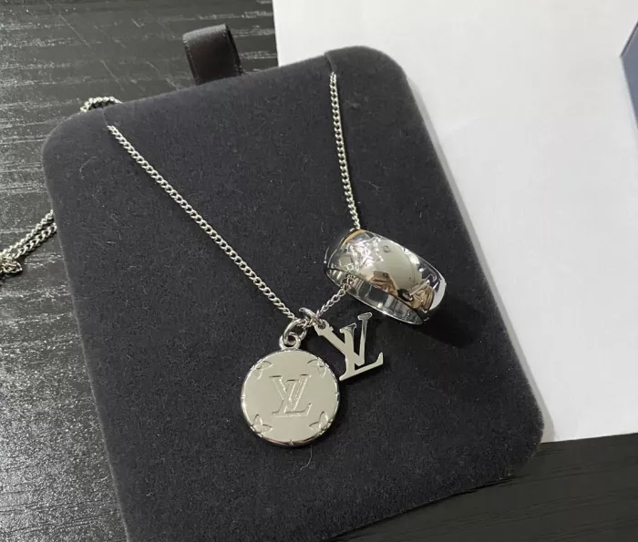 LV new Monogram pendant necklace