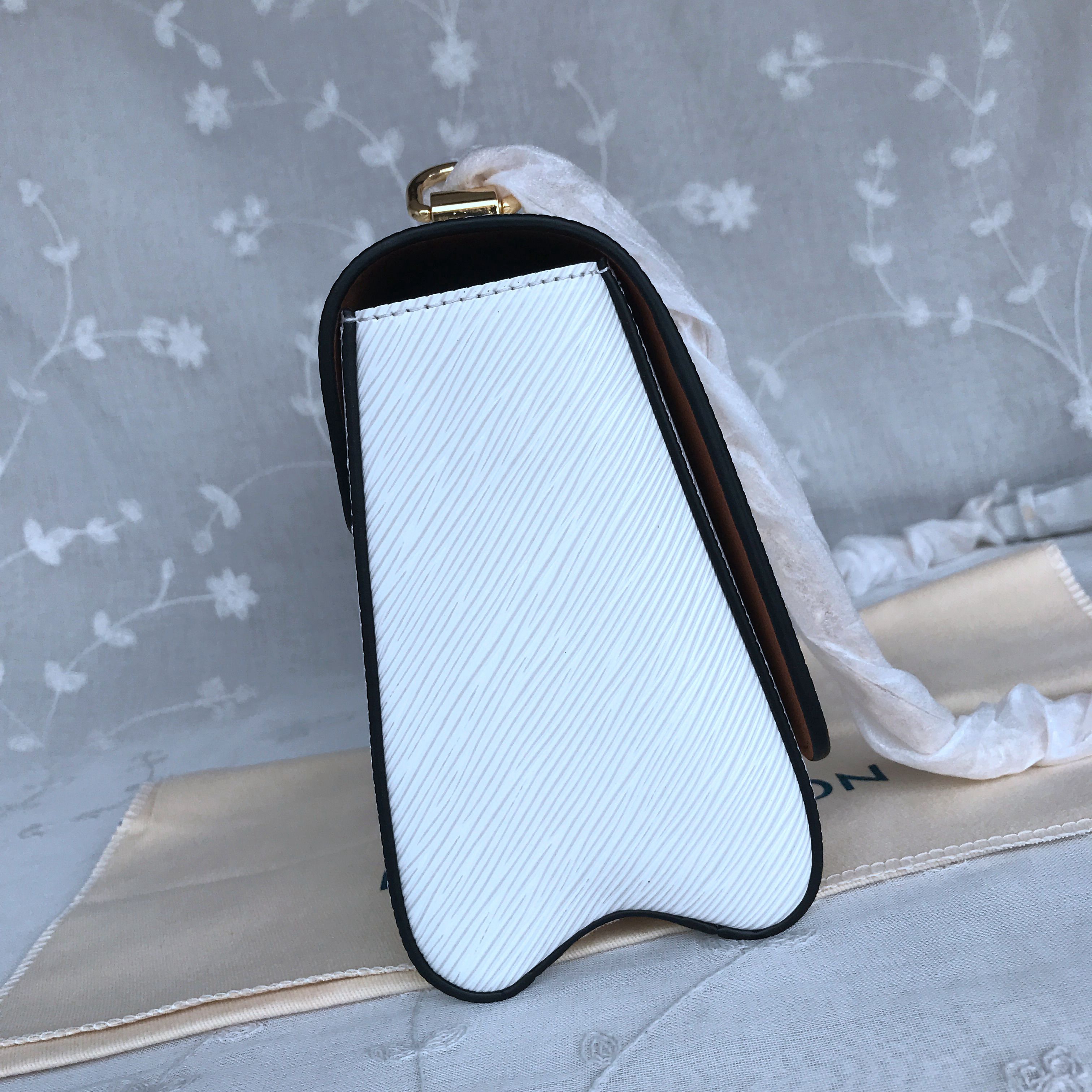 LV TWIST MEDIUM HANDBAG M57319