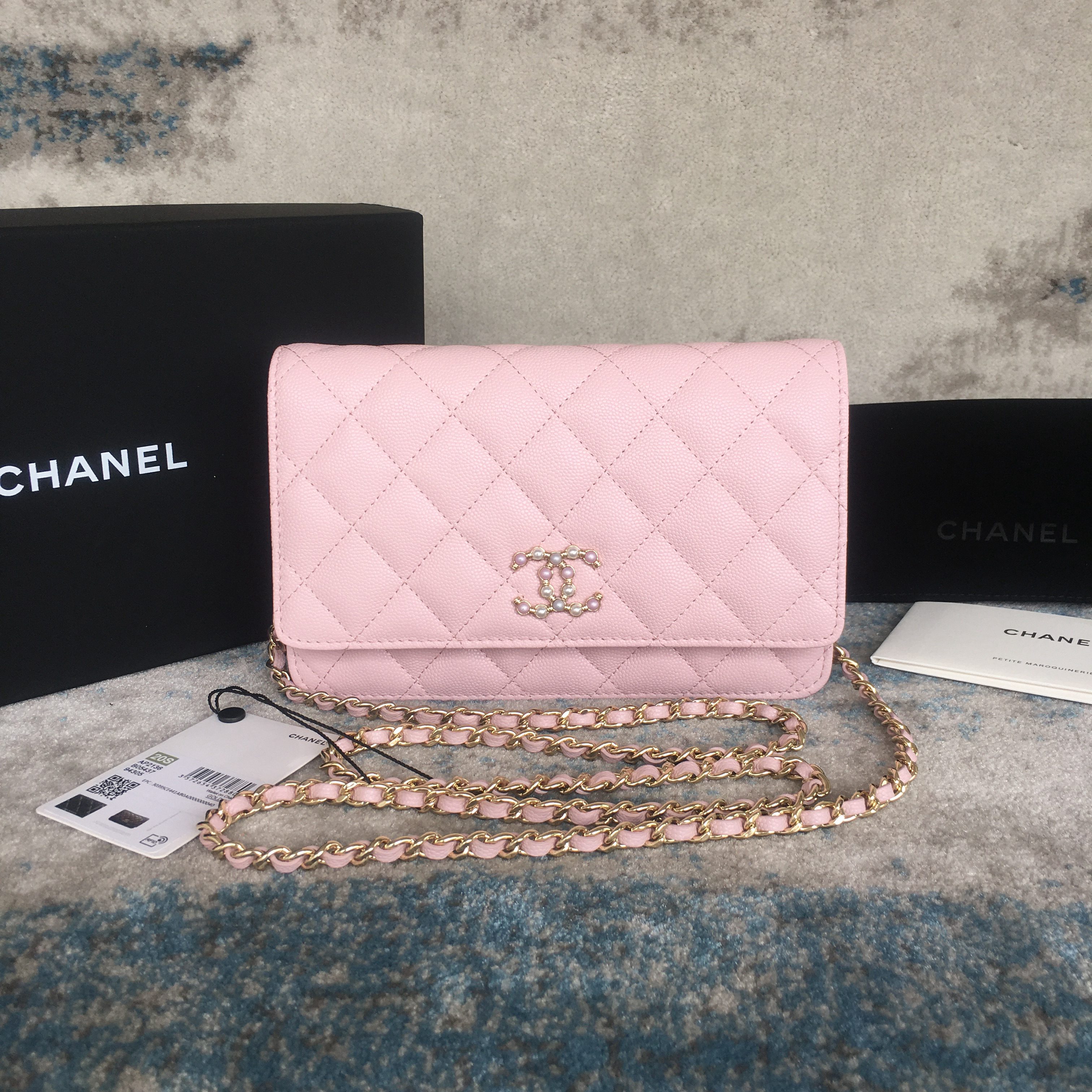 CHANEL WALLET ON CHAIN AP2136