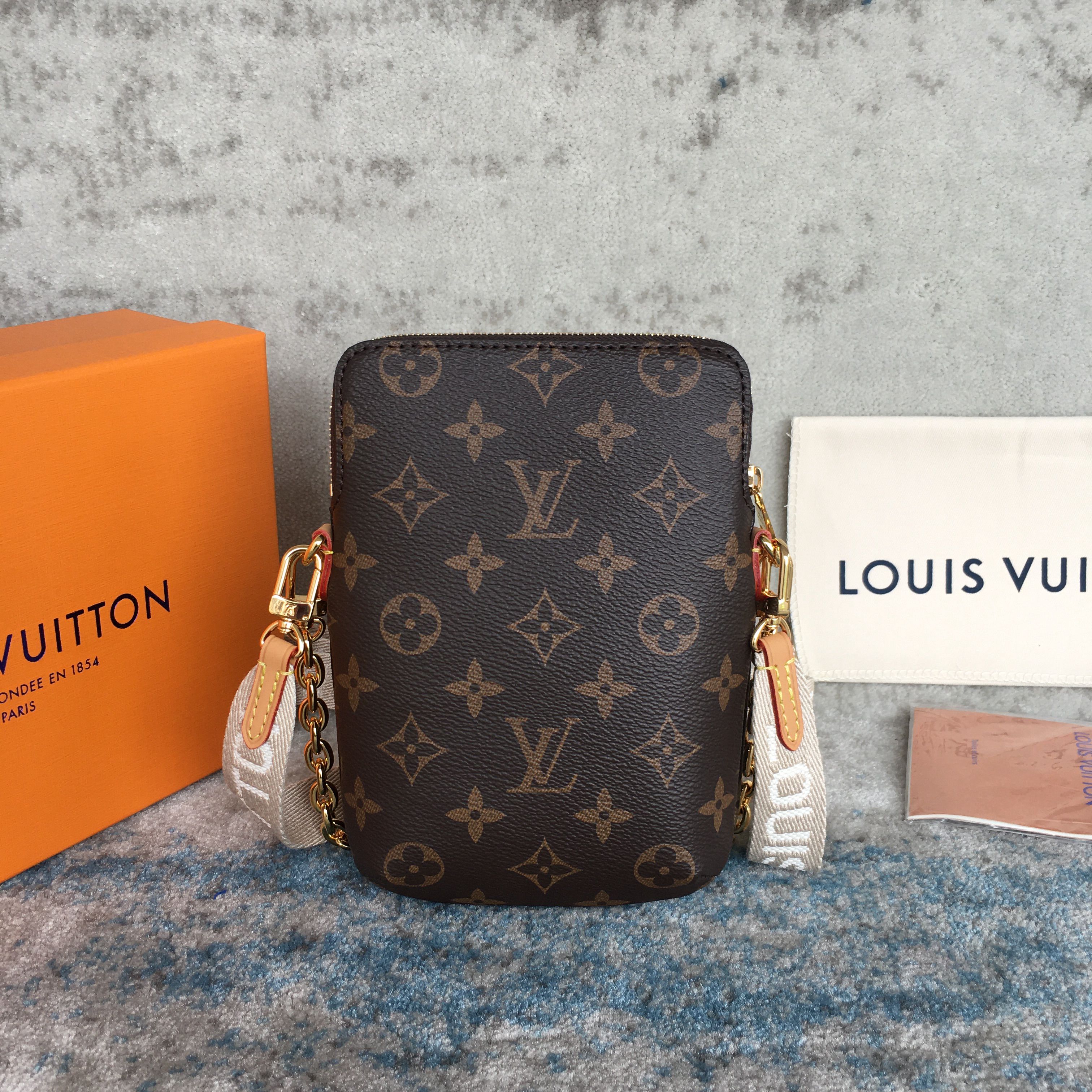 LV UTILITY PHONE SLEEVE M80746