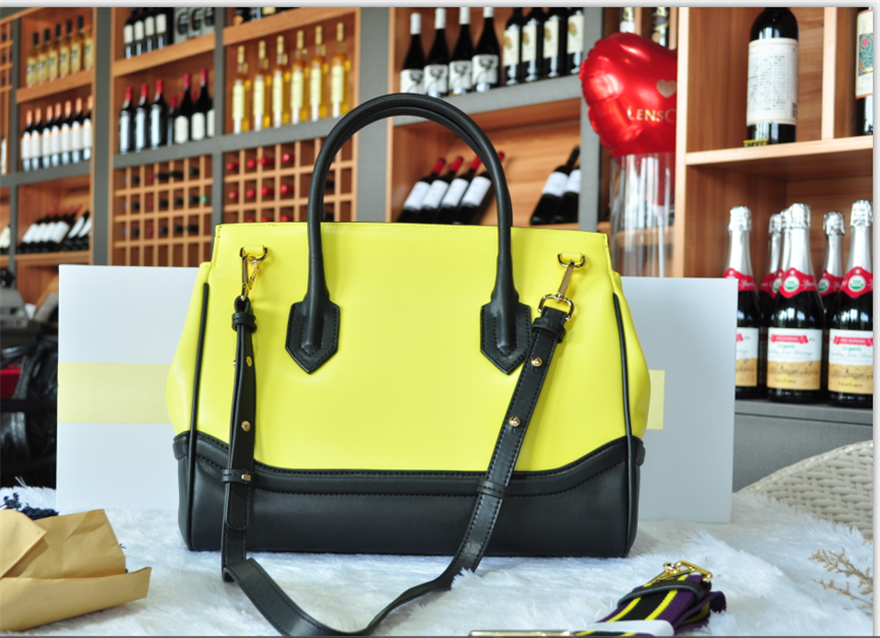 Versace AAA Quality Messenger Bags #597095