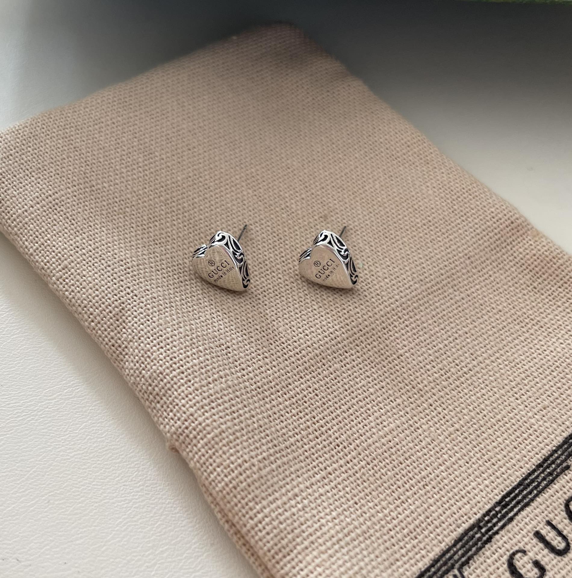 G*U Silver earrings with a heart