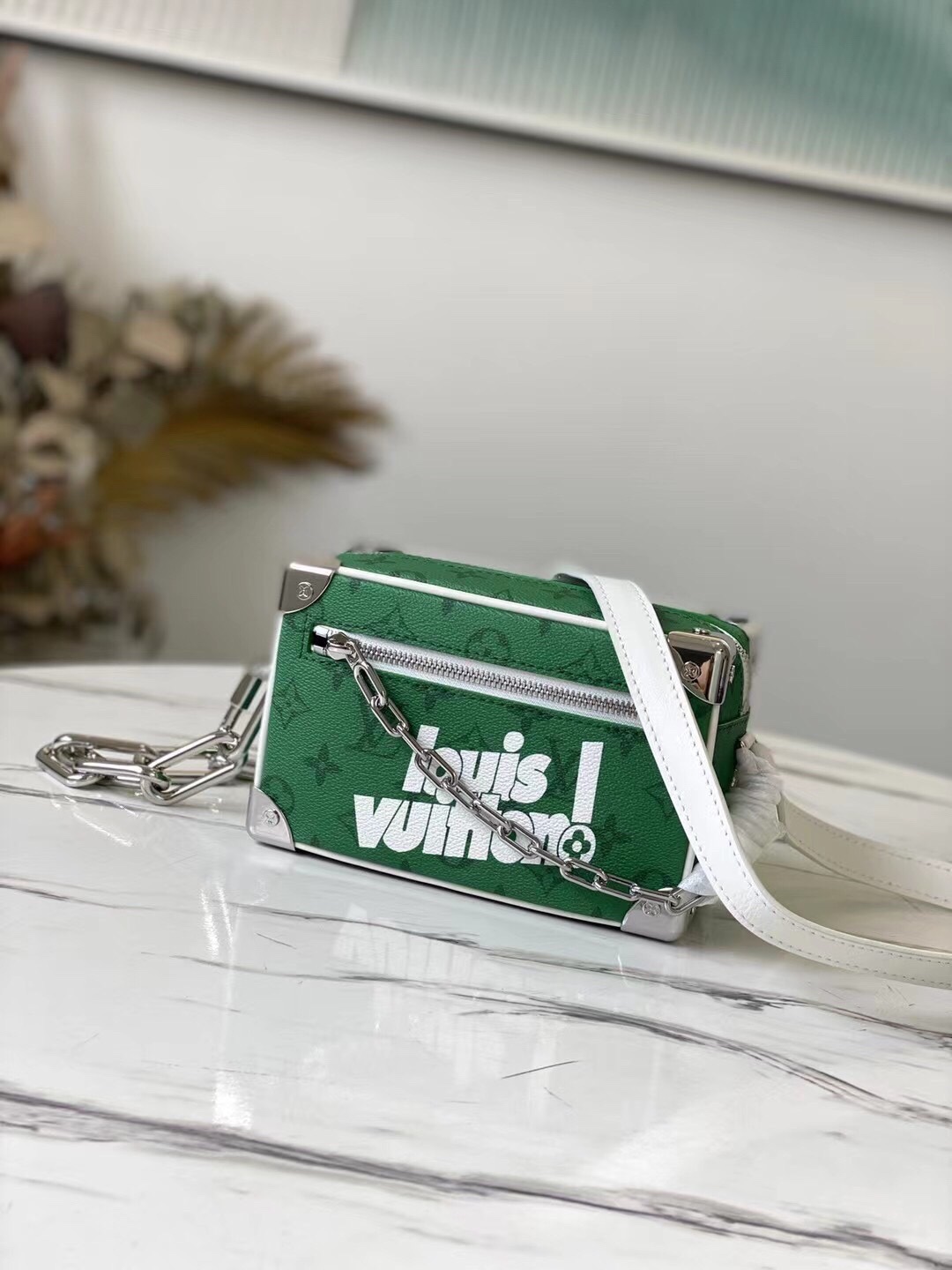 LV Shoulder Bag M44480