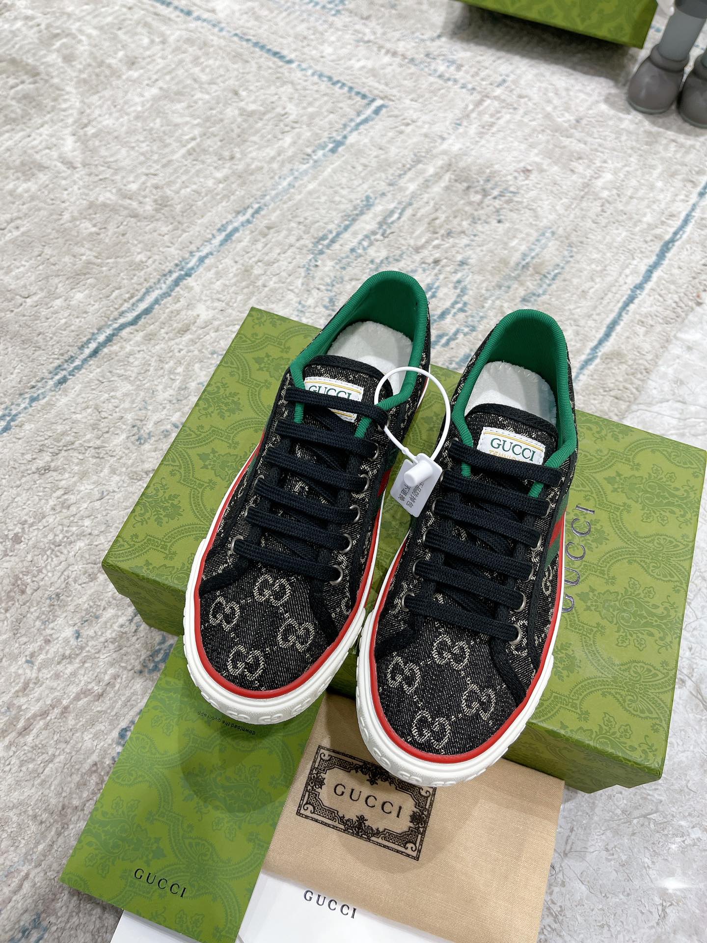Gucci shoe143