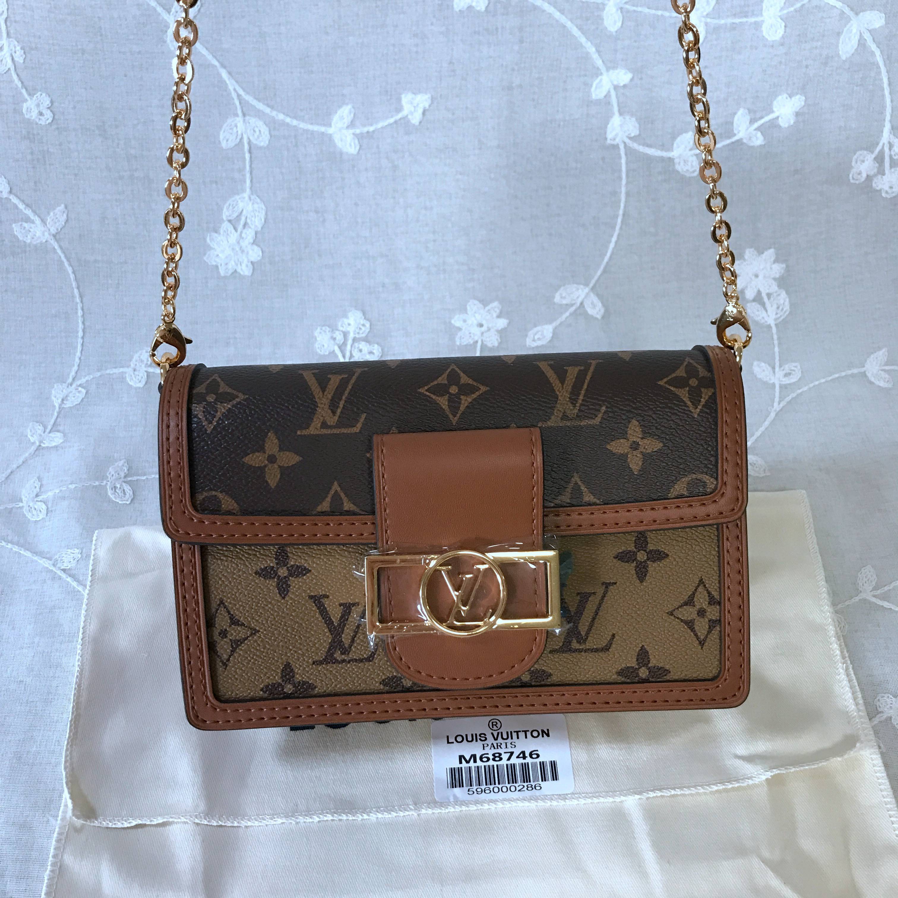 Live 28 DAUPHINE CHAIN WALLET M68746