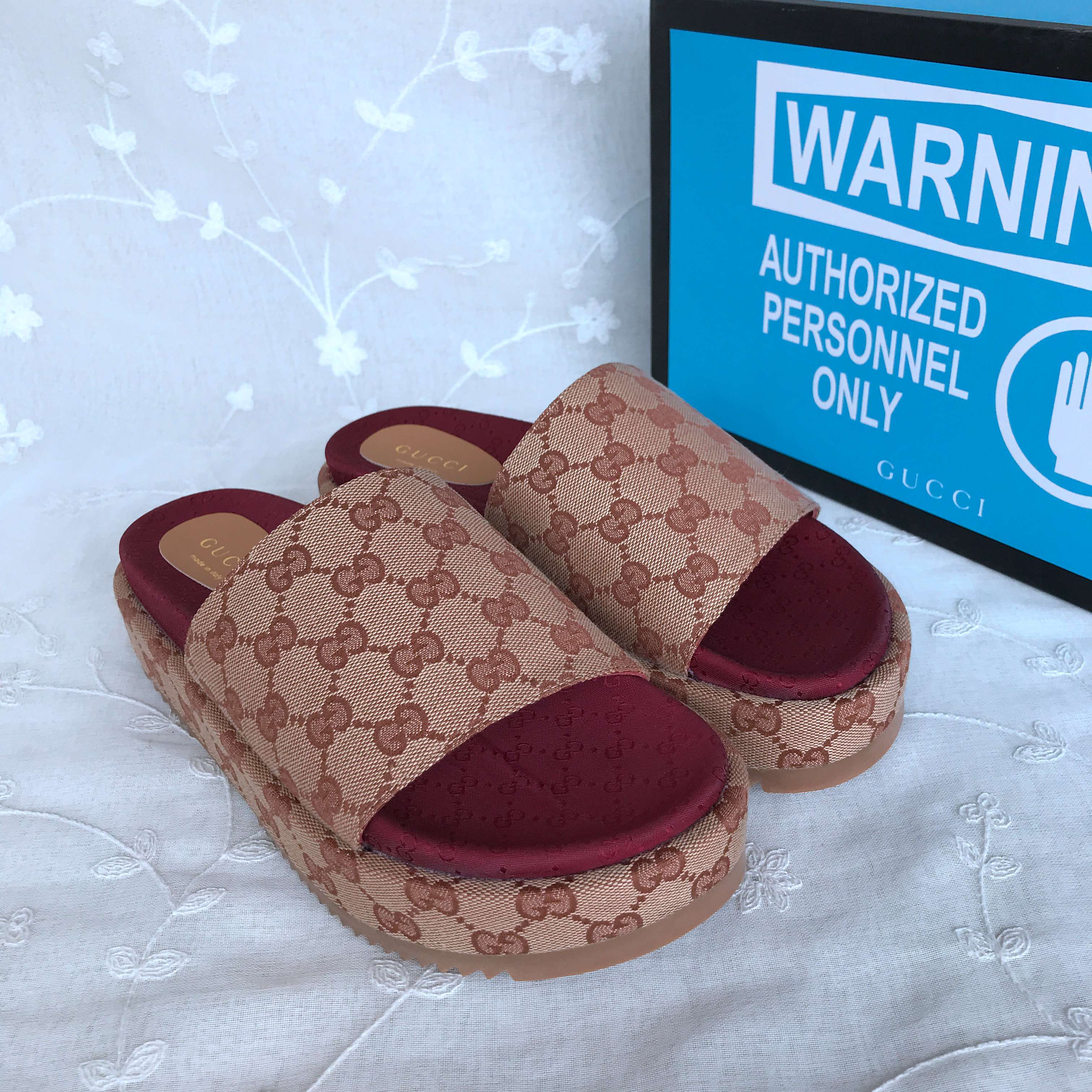 Gucci Sandals 833139