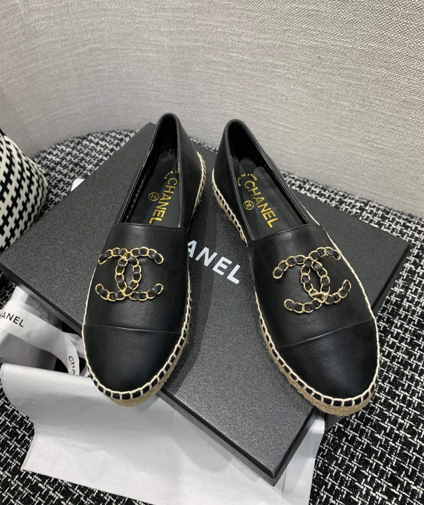 Chanel Shoes385