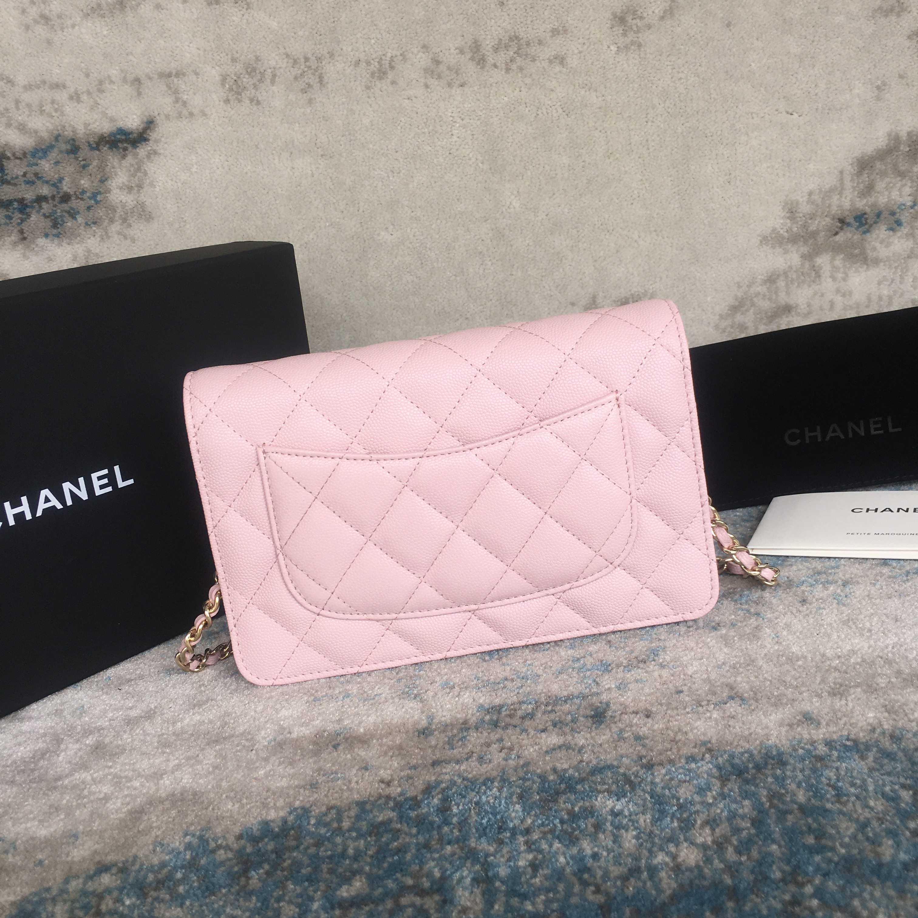 CHANEL WALLET ON CHAIN AP2136