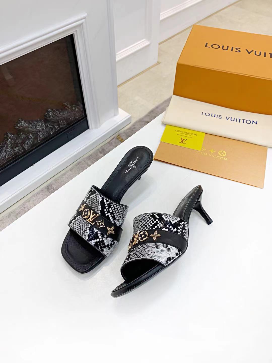 LV shoes86