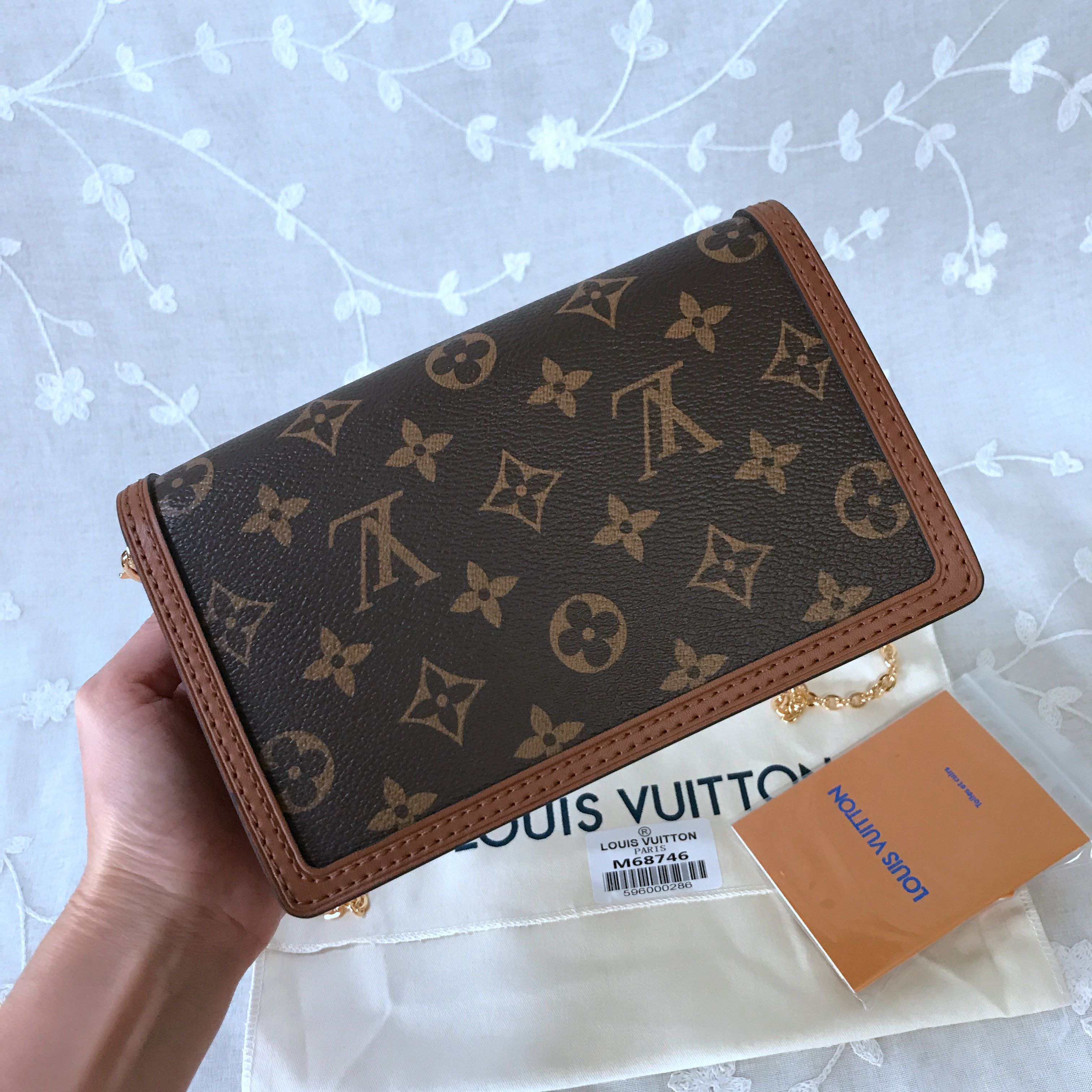 Live 28 DAUPHINE CHAIN WALLET M68746