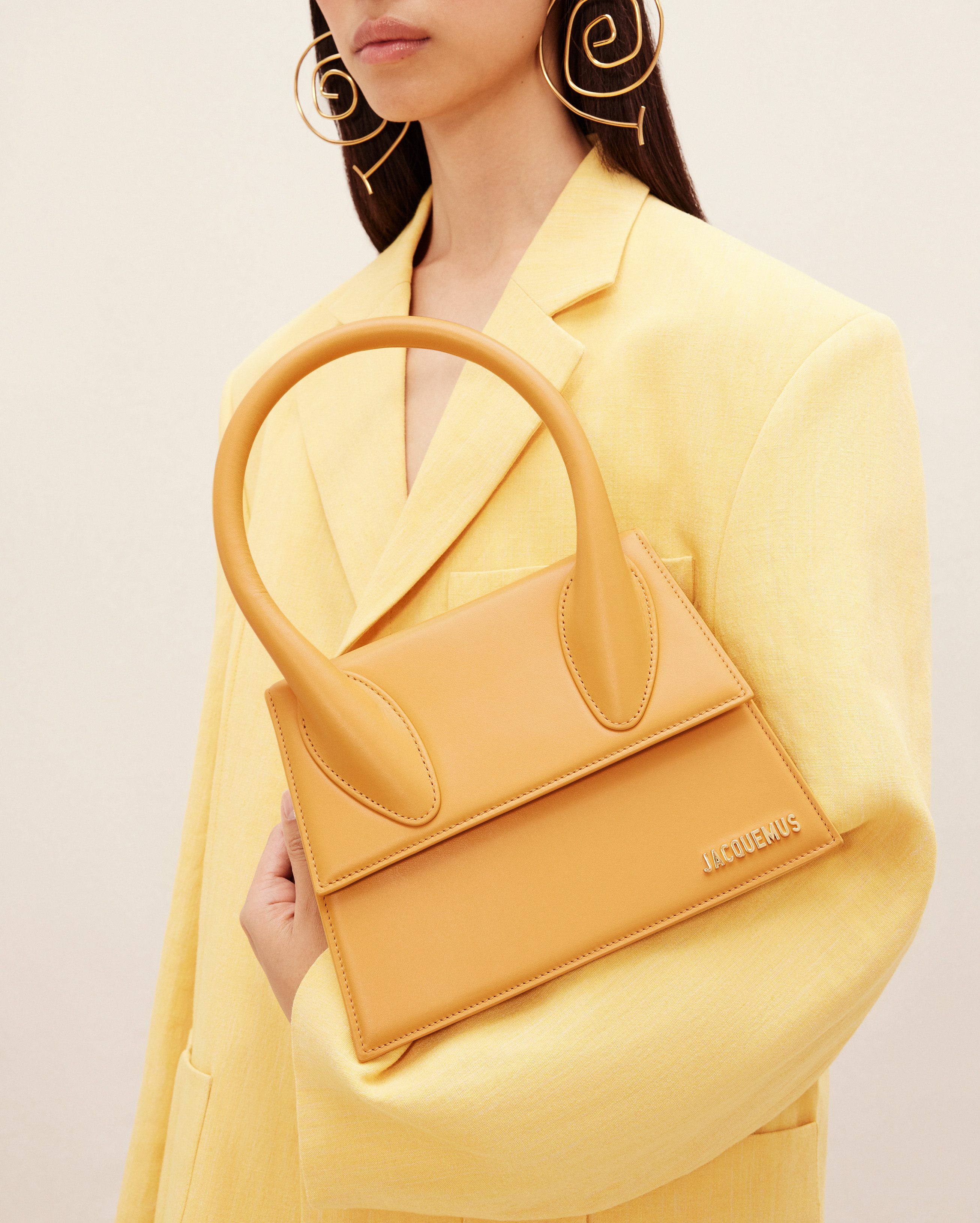 jacquemus Le grand Chiquito LE RAPHIA Large signature handbag.