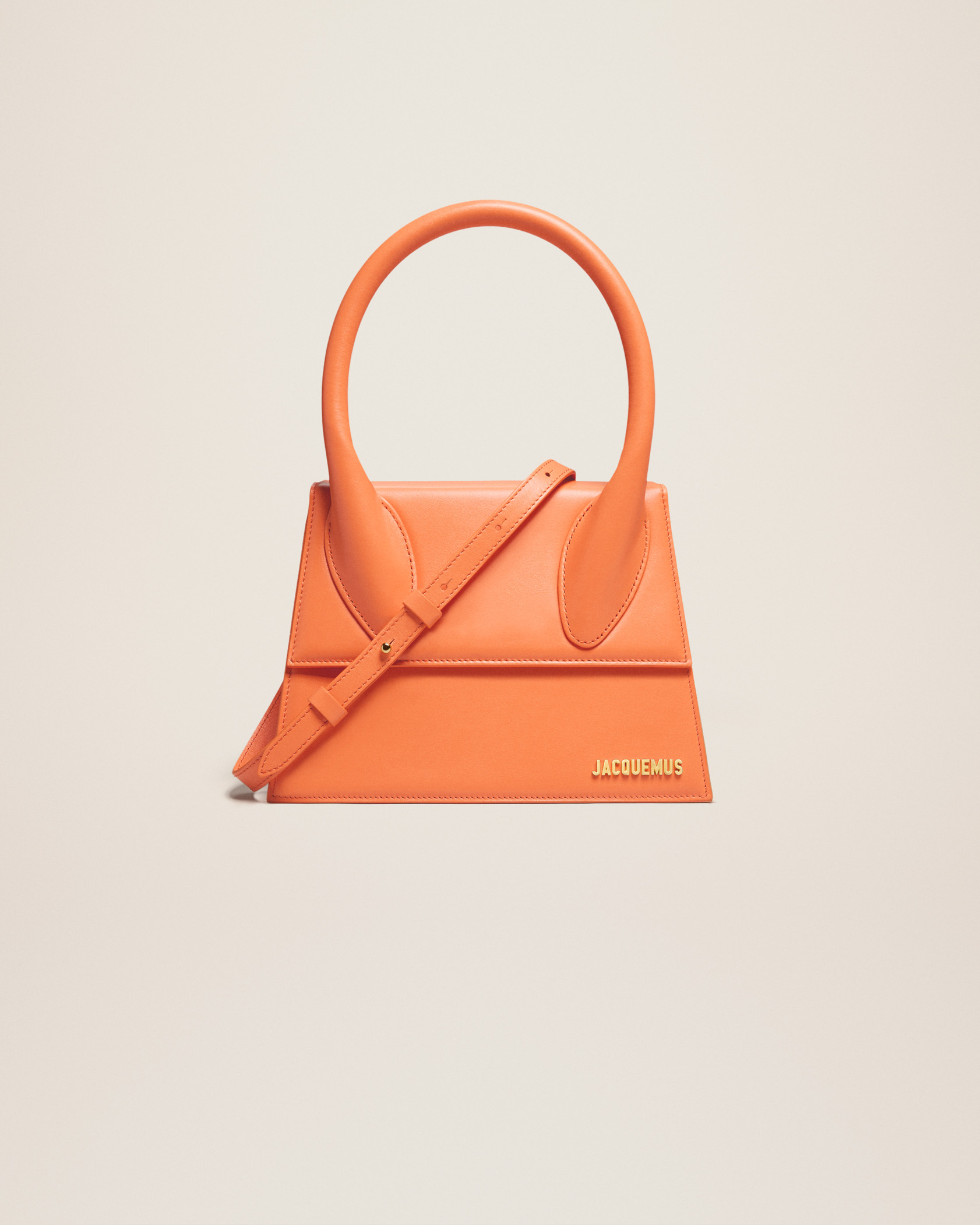 jacquemus Le grand Chiquito LE RAPHIA Large signature handbag.