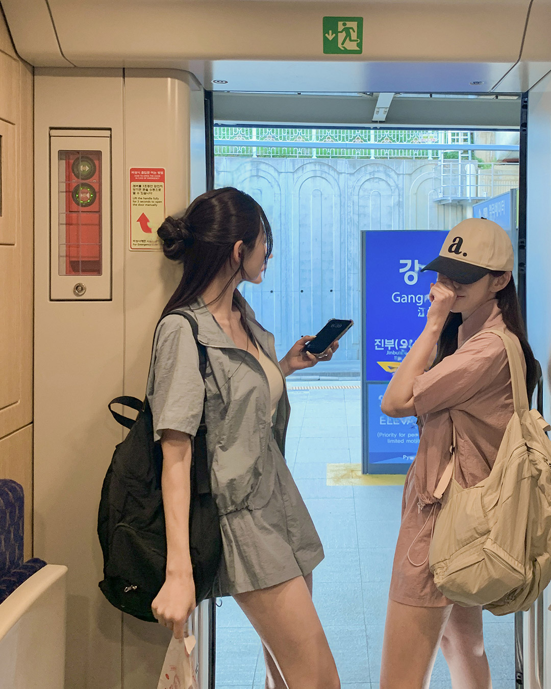 Short sleeve zip-up & short pants set