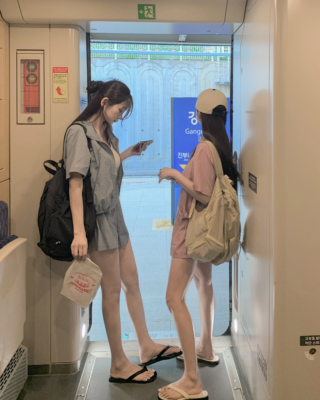 Short sleeve zip-up & short pants set