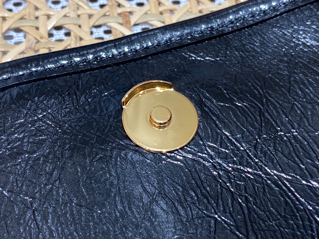 SAINT LAURENT  𝐍𝐢𝐤𝐢 28𝐜𝐦 #633158