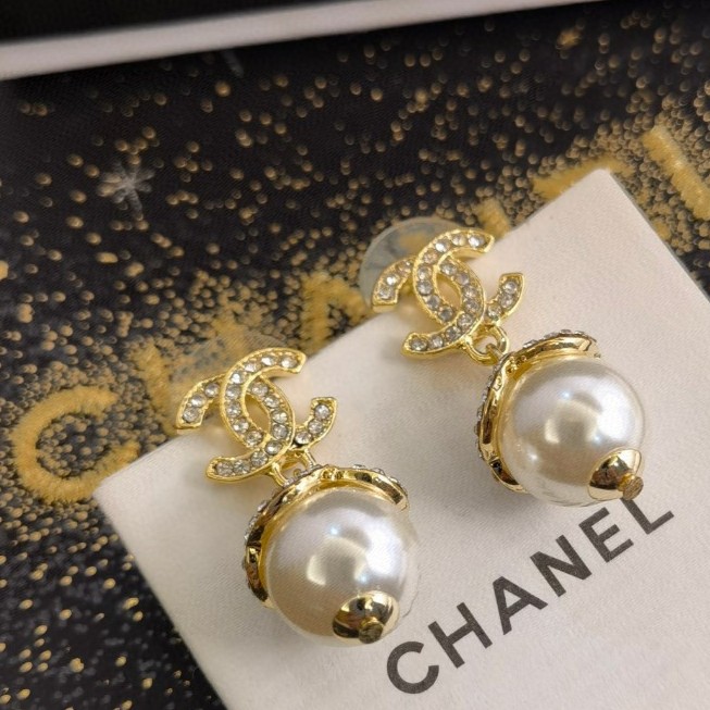 CHANEL🇫🇷Xiaoxiang Camellia Full Diamond Pearl Alphabet Stud Earrings Jewelry