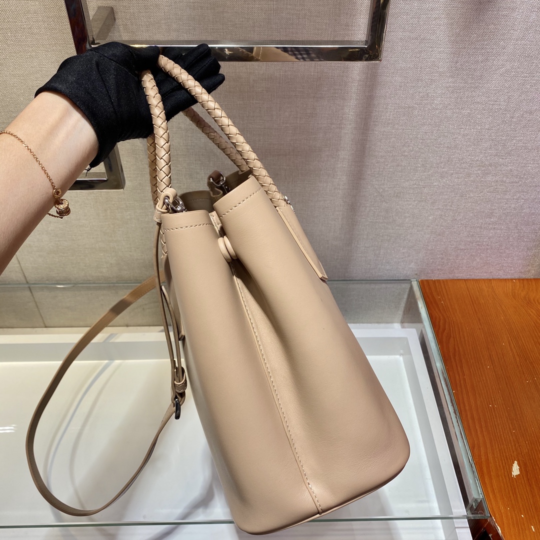 𝐏𝐑𝐀𝐃𝐀 Knitted handbag 1BG775