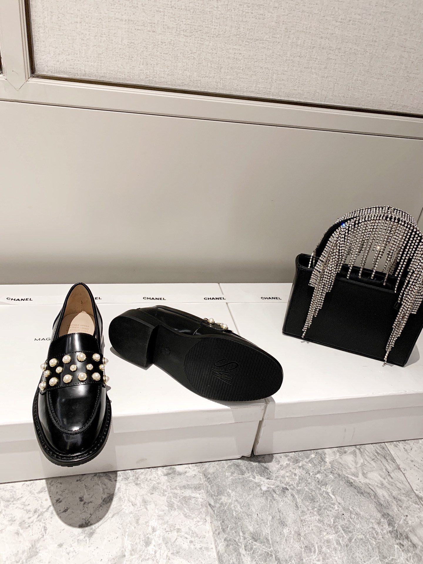 Stuart Weitzman 2020 autumn and winter new pearl shoes import open-edge bead leather