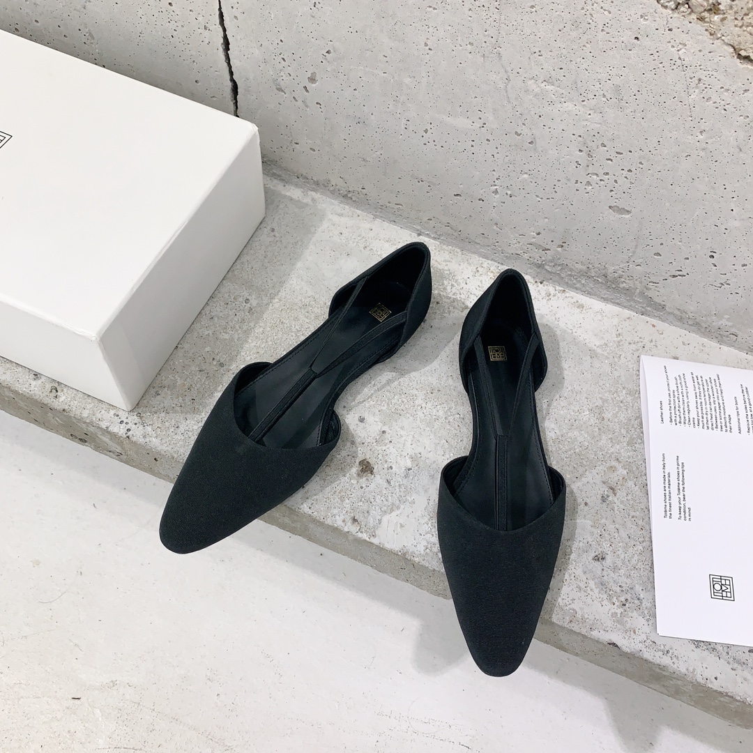 𝐓𝐨𝐭𝐞𝐦𝐞｜𝟐𝟎𝟐𝟑/𝐒𝐒 𝐧𝐞𝐰 Toteme 2023 new black T lace-up sandals