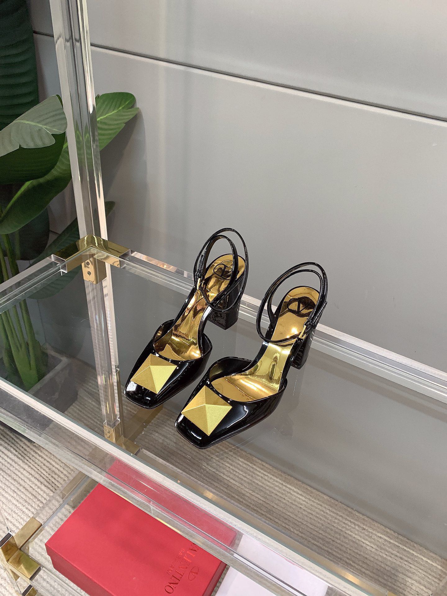 【Valentino】𝟐𝟎𝟐𝟏/𝐒𝐒 𝐧𝐞𝐰 VALENTINO 2022ss spring-summer new big studded high heelss still the classic studded collection