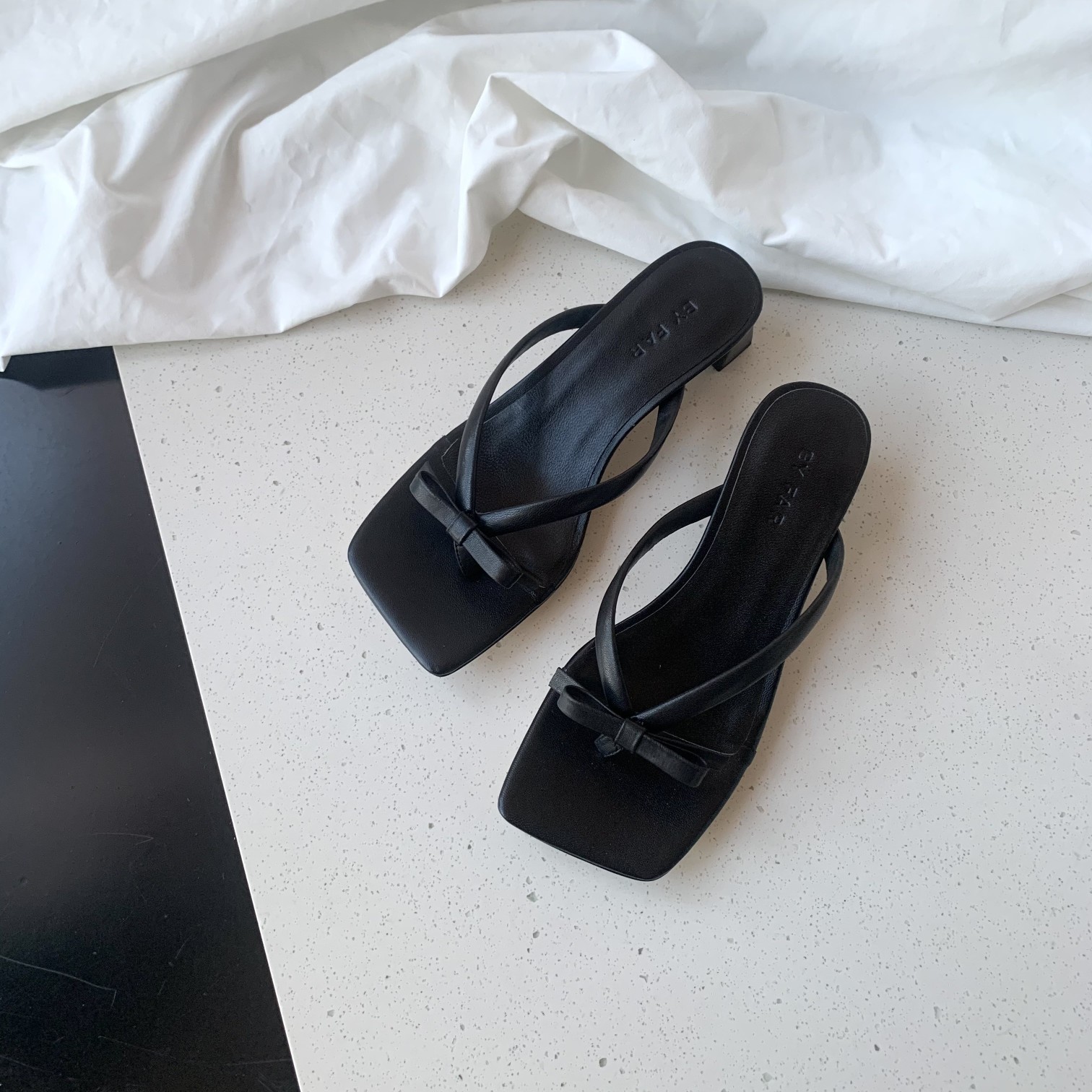 BY FAR | 𝟐𝟎𝟐𝟏/𝐒𝐒 𝐧𝐞𝐰 BY FAR21 spring and summer square-toed flip flops A series of super summer colors