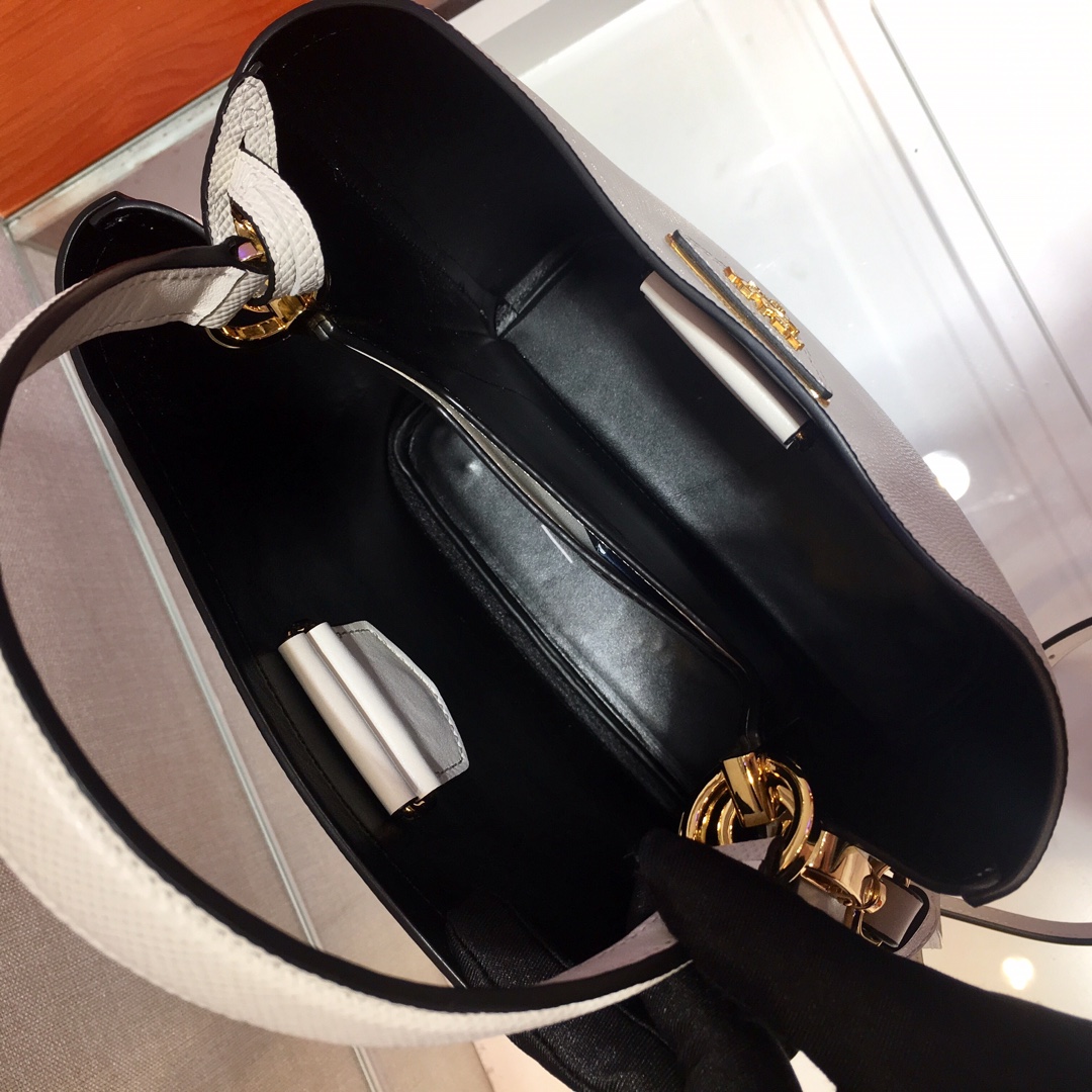 𝐏𝐑𝐀𝐃𝐀 Double handbag 1BA212