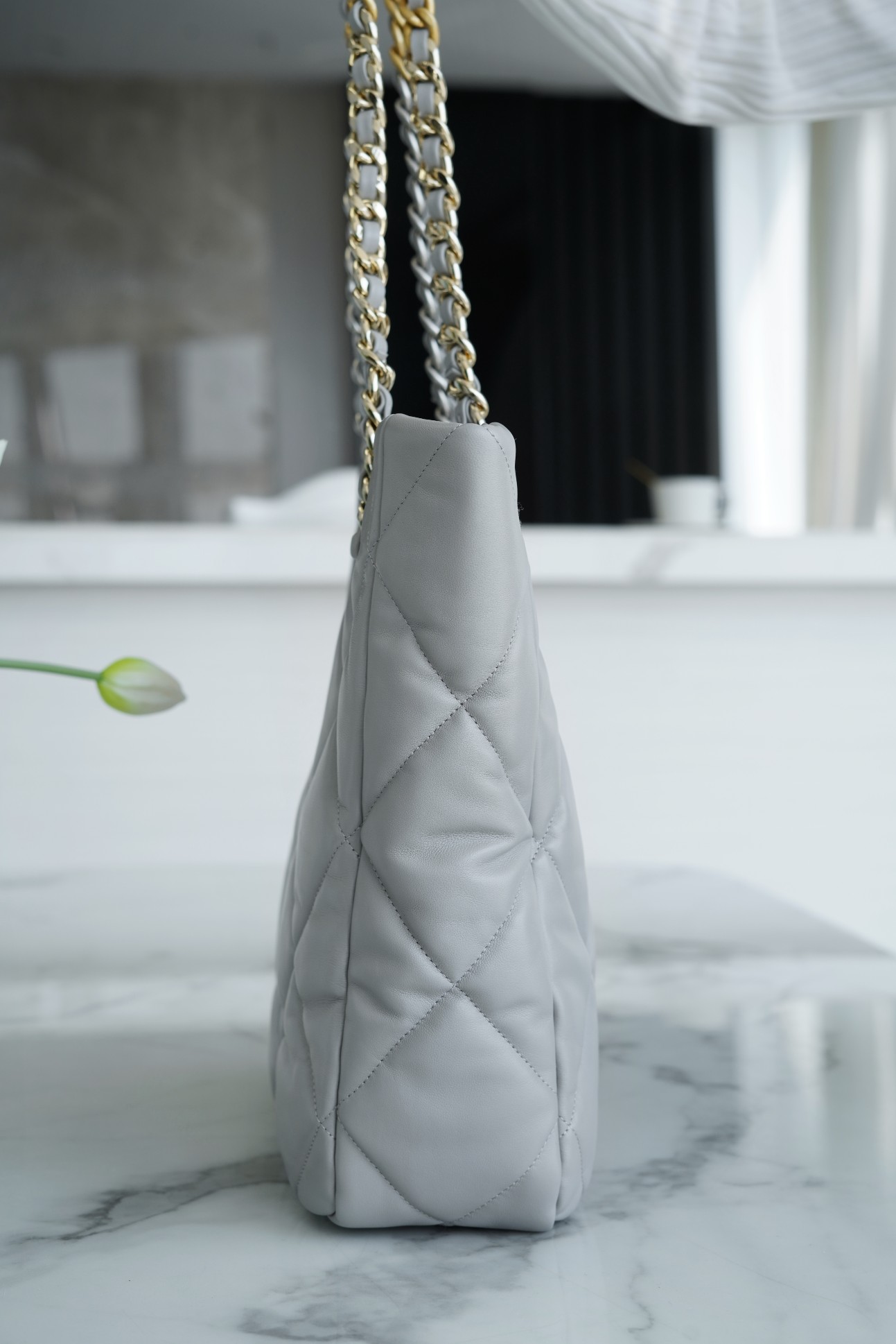 𝗖𝗛𝗔𝗡𝗘𝗟 𝟮𝟮𝗕 19𝑩𝑨𝑮 𝑻𝒐𝒕𝒆 Italy 🇮🇹 Level 1 [Box] Lambskin 🐑 Genuine Leather Light Grey Silver