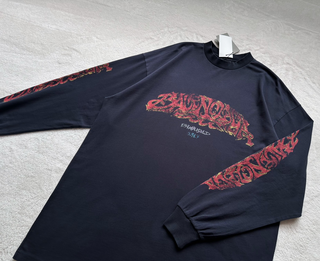 Balenciaga...🔥Flame floral print round neck and long sleeves